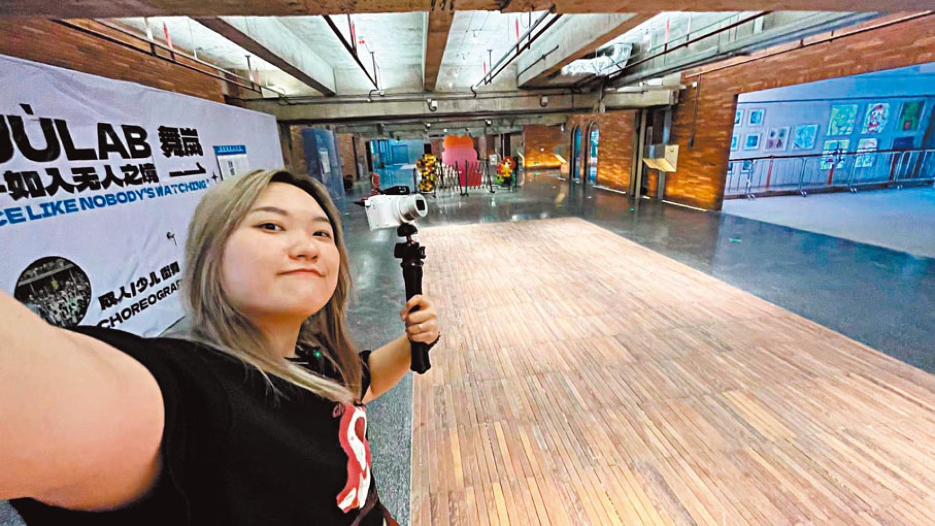 香港女孩曾小妹是一名YouTube博主。深圳傳真