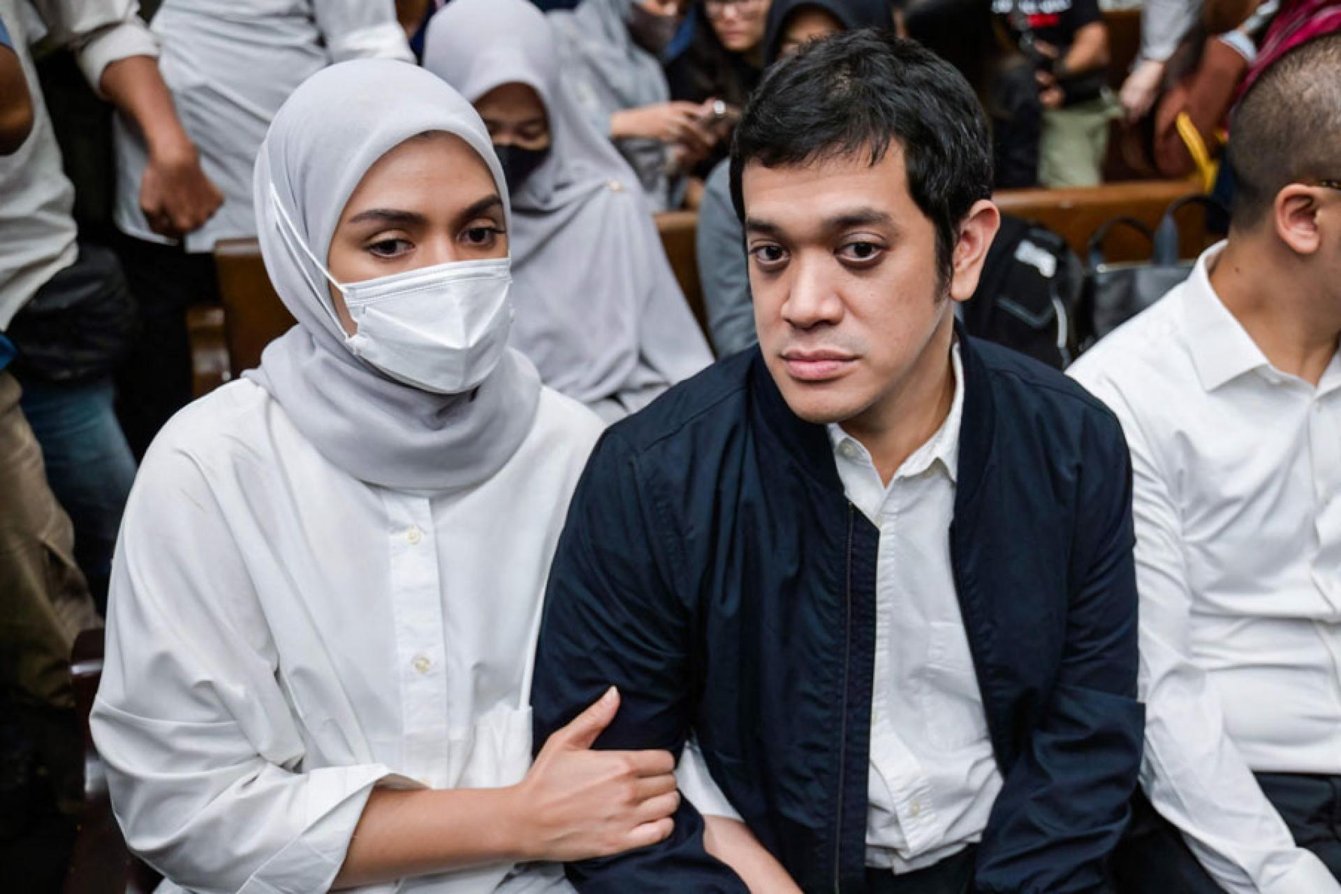 凯里27日（右）被判处15年有期徒刑。
