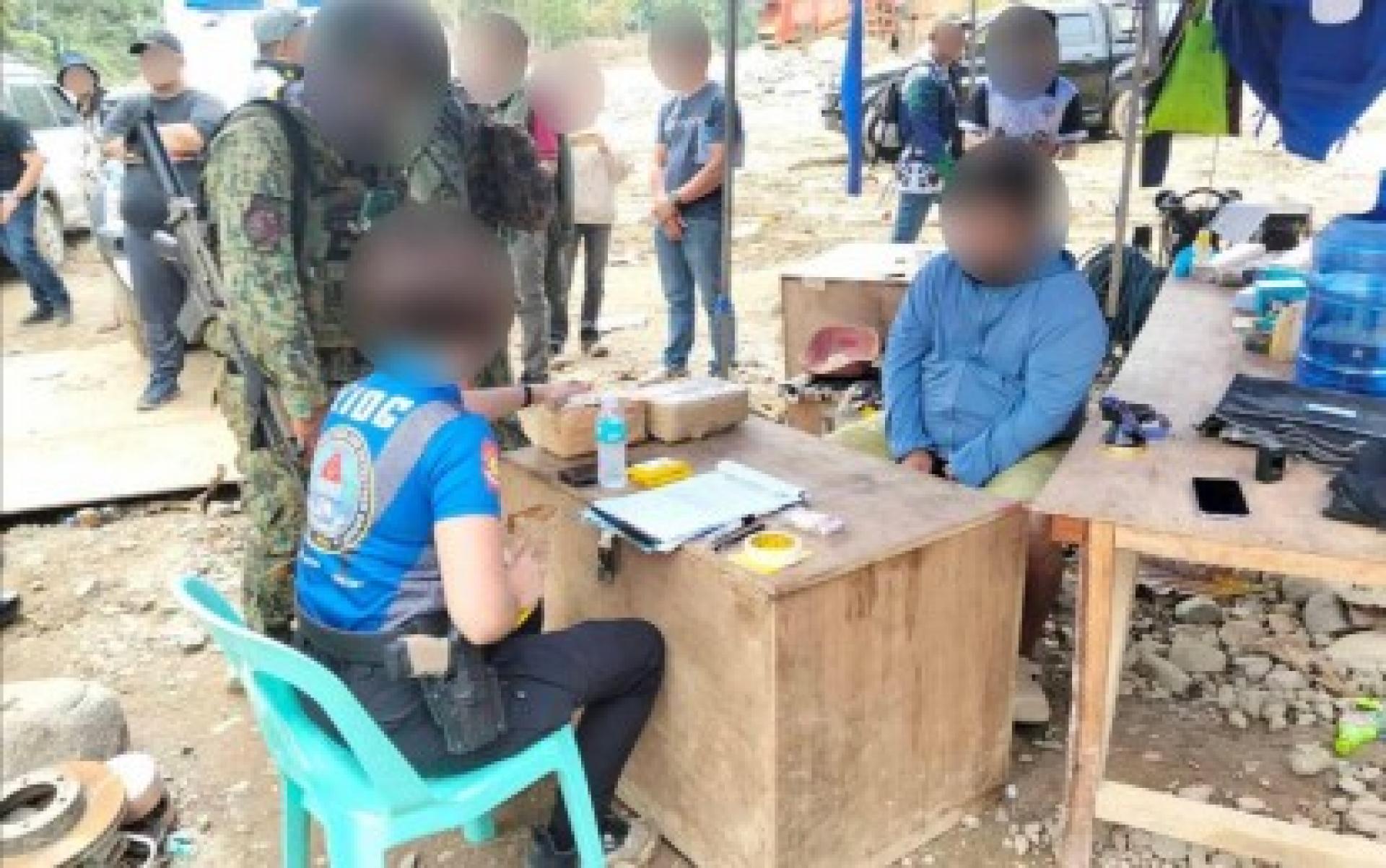 菲律宾国家警察与环境与自然资源部矿业与地质局，于26日在内格罗斯西部省日诺巴安疑似非法采矿地点进行联合执法行动。