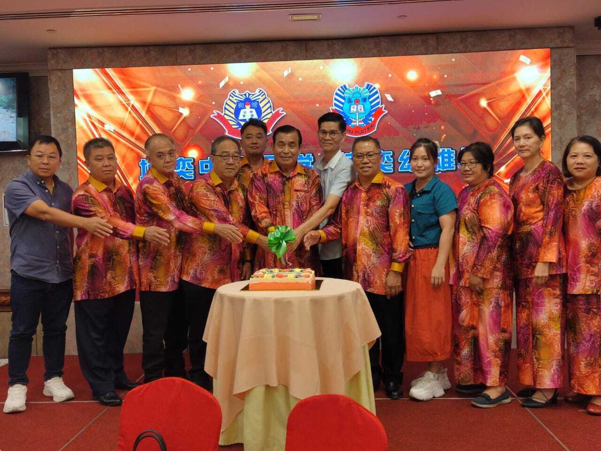 美里埔奕中华公学与埔奕幼稚园董事长本固鲁蔡刚明（左5）与谢师宴各嘉宾进行切蛋糕仪式。