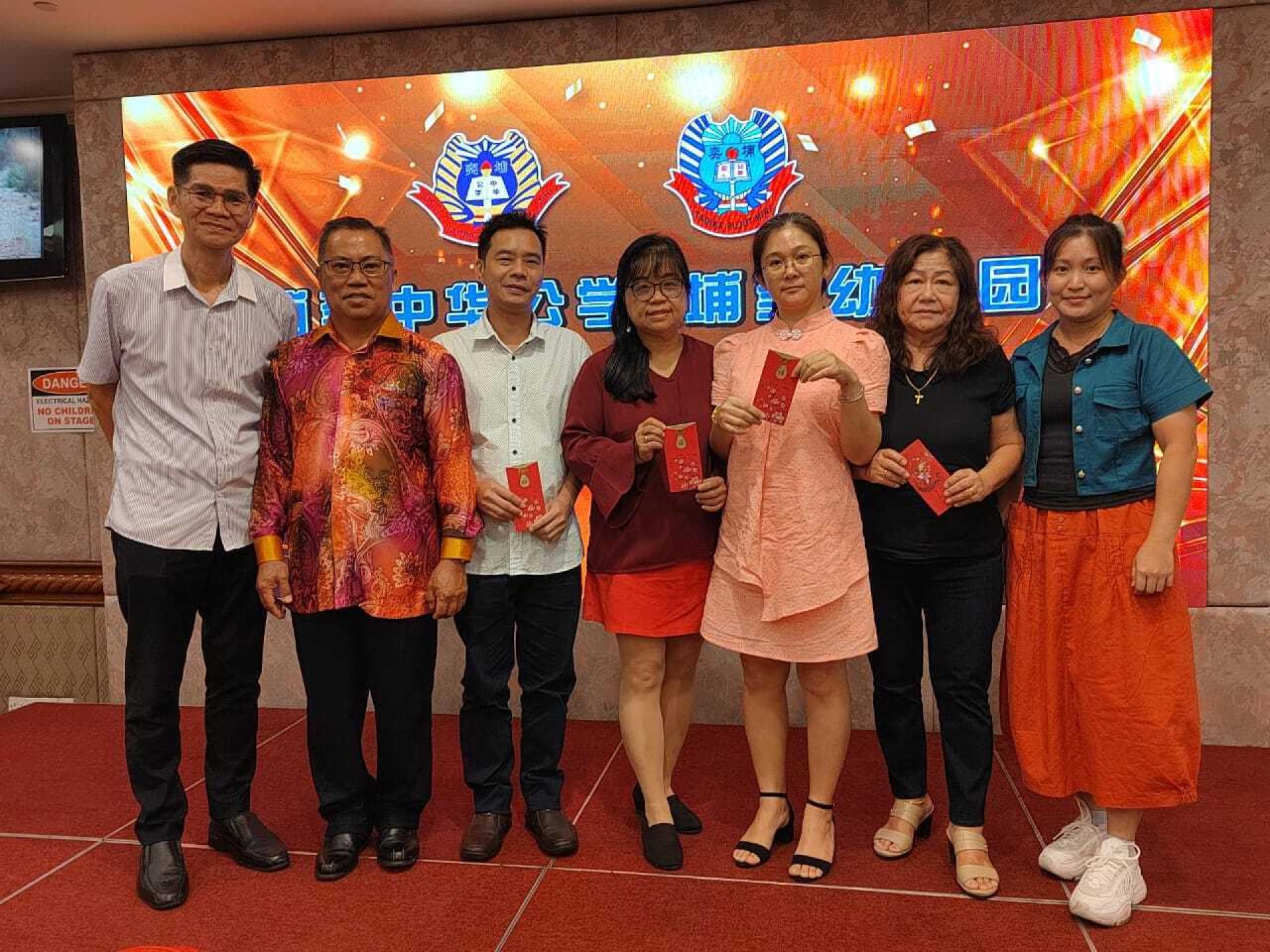 美里埔公与埔奕幼稚园谢师宴筹备会主席兼副董事长钟易璇（左2）与获董事会颁发长期服务奖的教师合影。左1为校长朱光武。