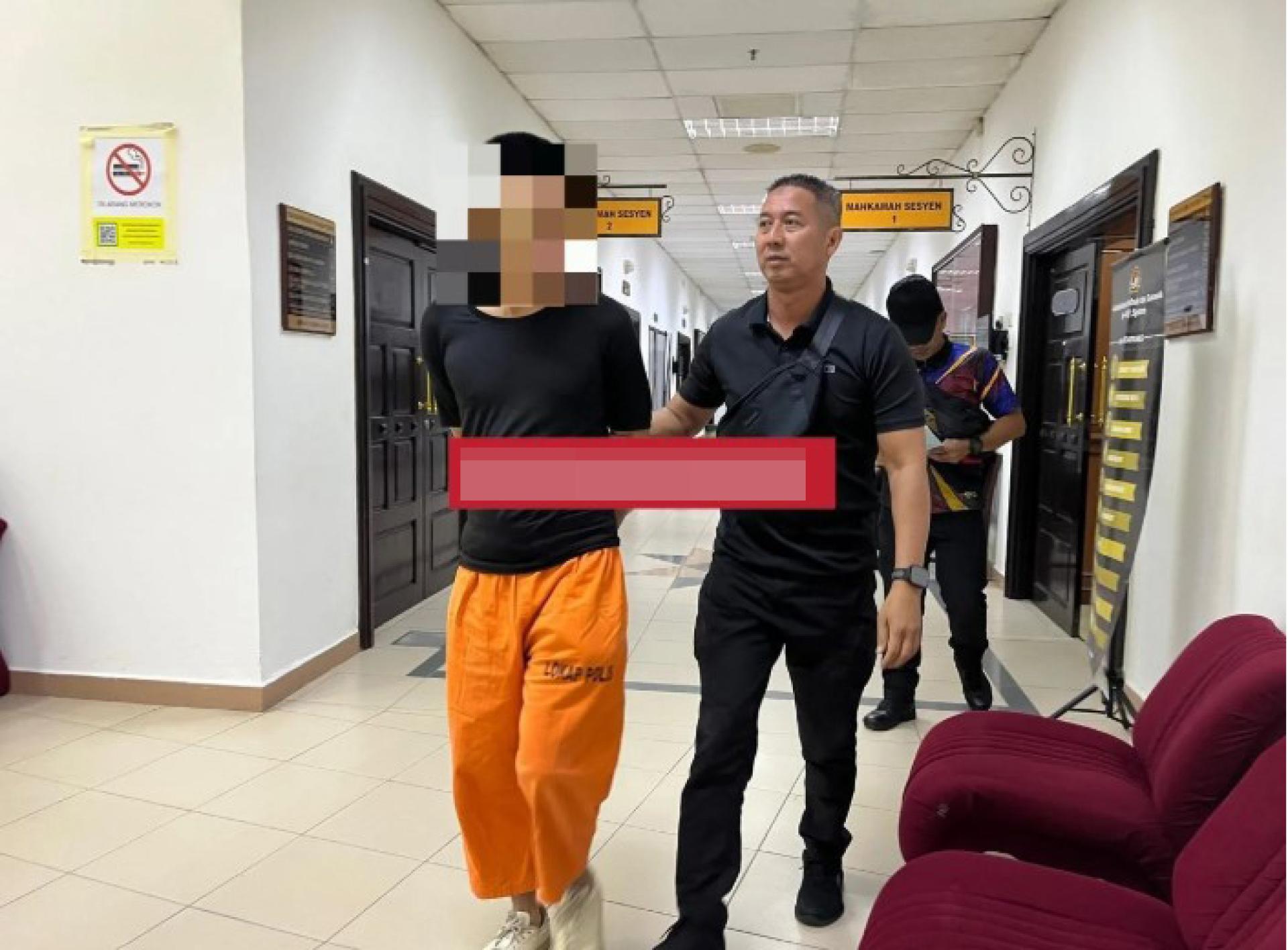 文森特（黑衣）由警方押离第一刑事庭。