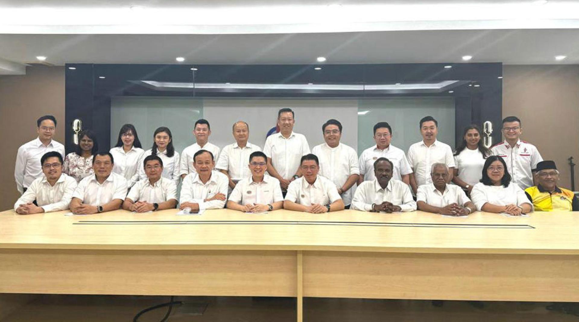 行动党霹雳州联委会要求国盟撤销登州政府卡拉OK晚上10时关闭营业的不合理决定。