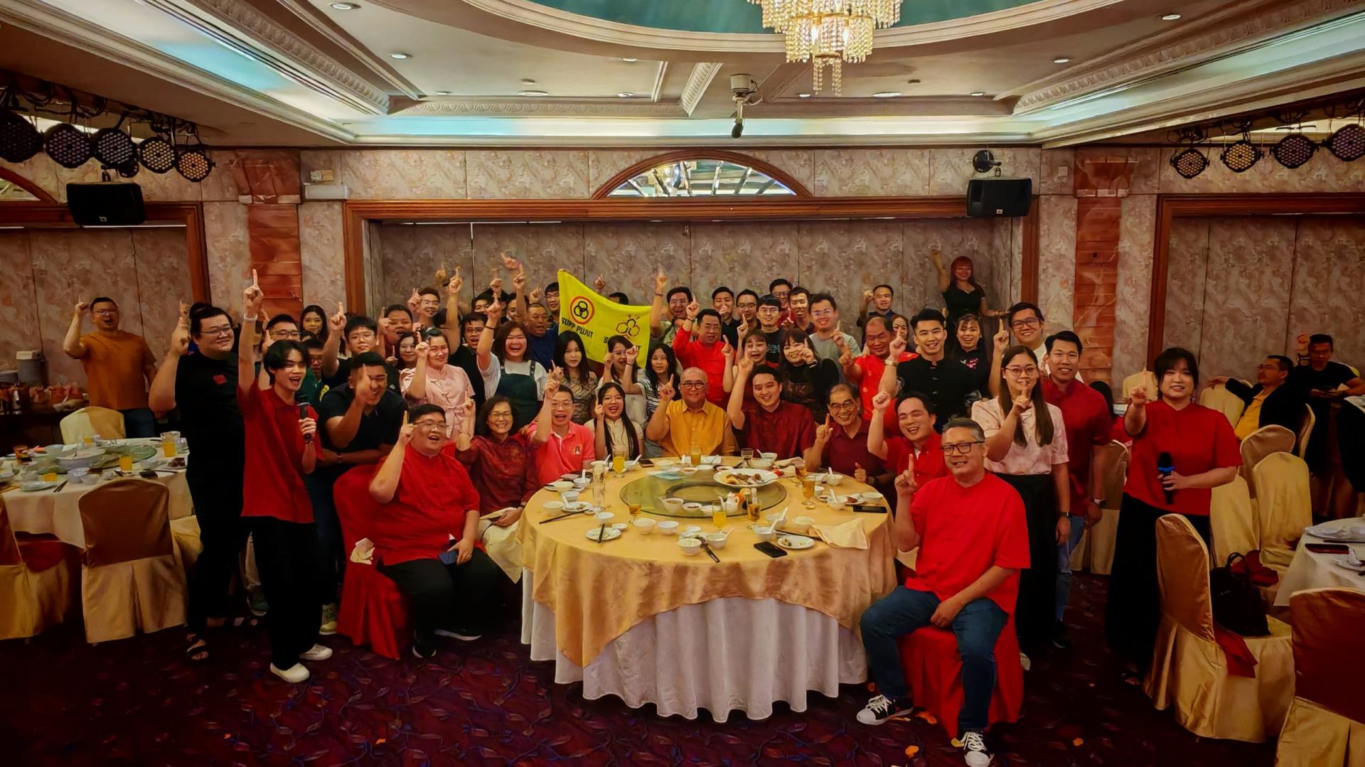 砂拉越埔奕支部青年团新春年宴出席者全体合影留念。前排左起为支部青年团秘书长凌伟鹏、支部妇女组主任刘淑光、余伟顺、筹备会主席廖芊络、支部主席俞小珊、支部青年团团长许勋扬、支部署理主席范发椿市议员、支部宣教秘书张嵻洺，以及珠巴分部青年团团长余忠民市议员。