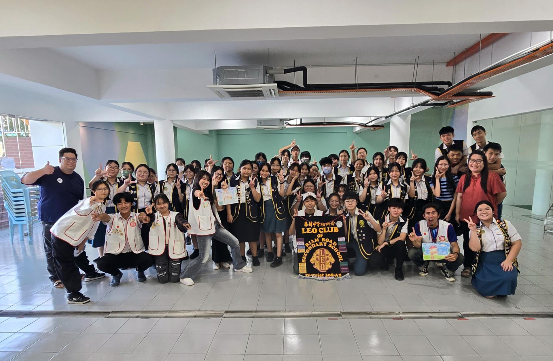 廉中幼狮会举办跨国领导力培训，培训导师来自廉律技职学院的资深辅导员王琨强讲师（第二排左1）。