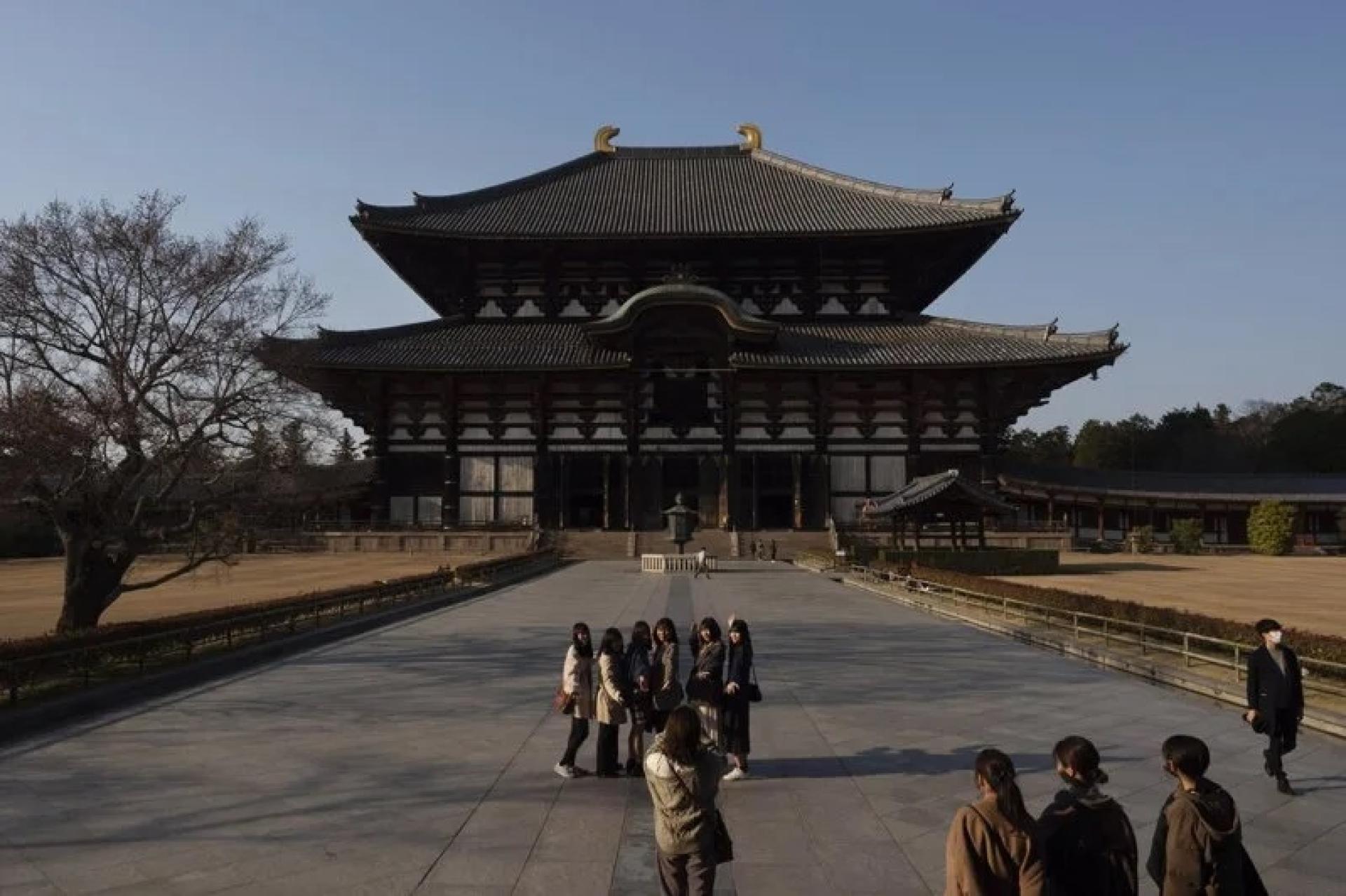 日本多间寺院、神社2015年发生被泼洒类似油液的事件，出现48起受害案，范围扩及16个地区，图为游客在日本奈良东大寺大佛殿外合照。