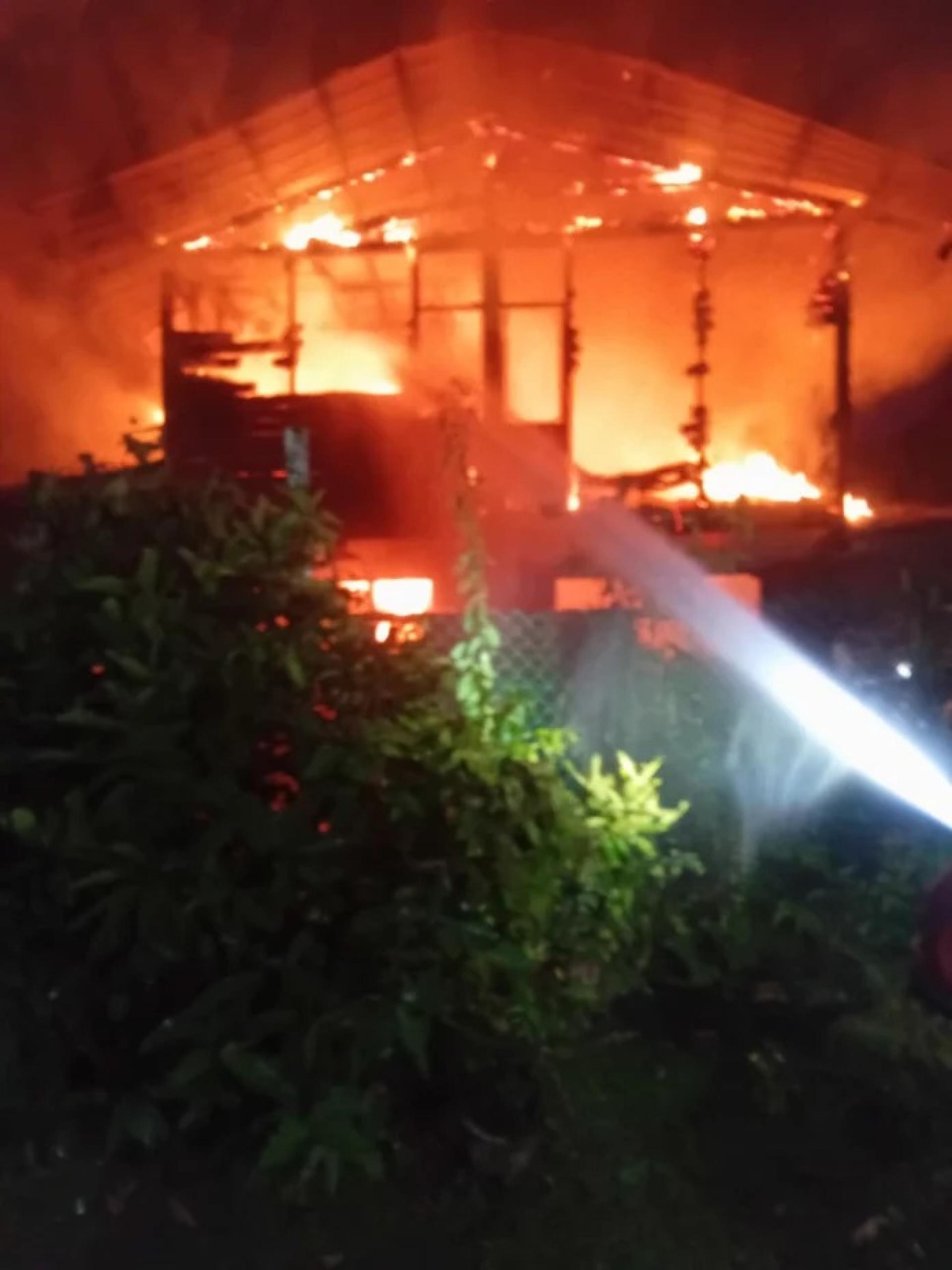 古晋成邦江圣淘沙因达花园第一巷住宅区发生大火，造成9岁男童被烧成焦尸。