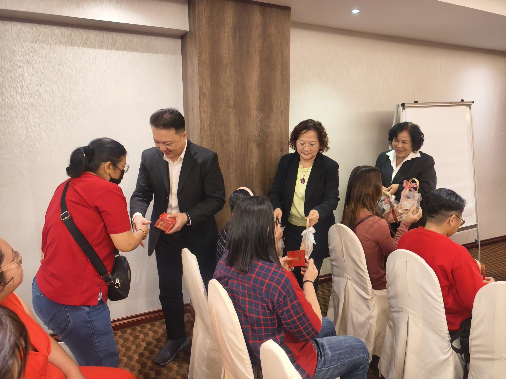 左起为美里市妇女援助协会永久名誉顾问拿督陈超耀的代表美里市议员谢家樑，名誉主席本固鲁方凤金及主席甲必丹陈彩萍颁发新春红包及手礼给出席者。