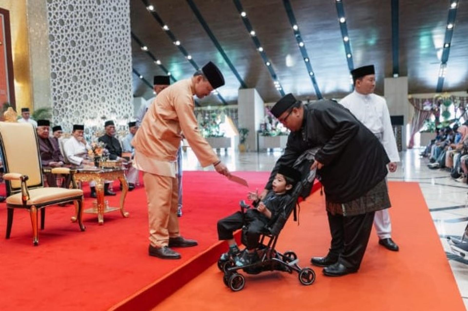 皇太子移交陛下恩赐金予特殊儿童