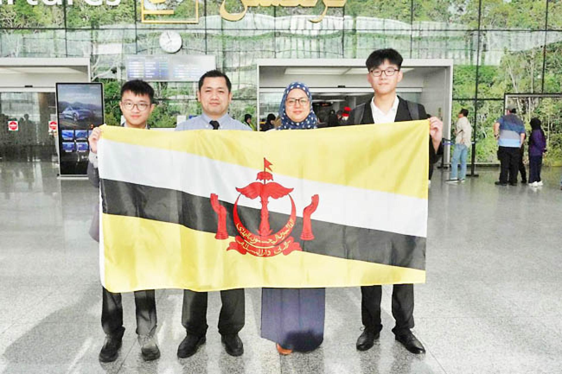 出席参加第 17 届国际科学青年论坛的学生与老师在机场合影