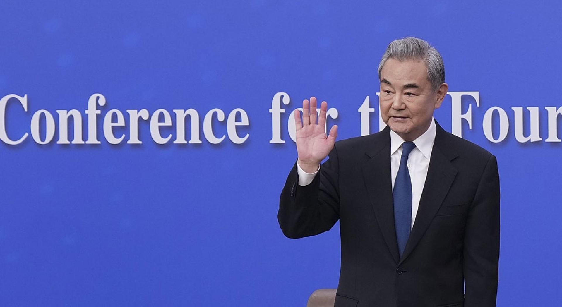 王毅批评美国和以色列未经联合国授权对伊朗发动武力袭击，明显违反国际法。