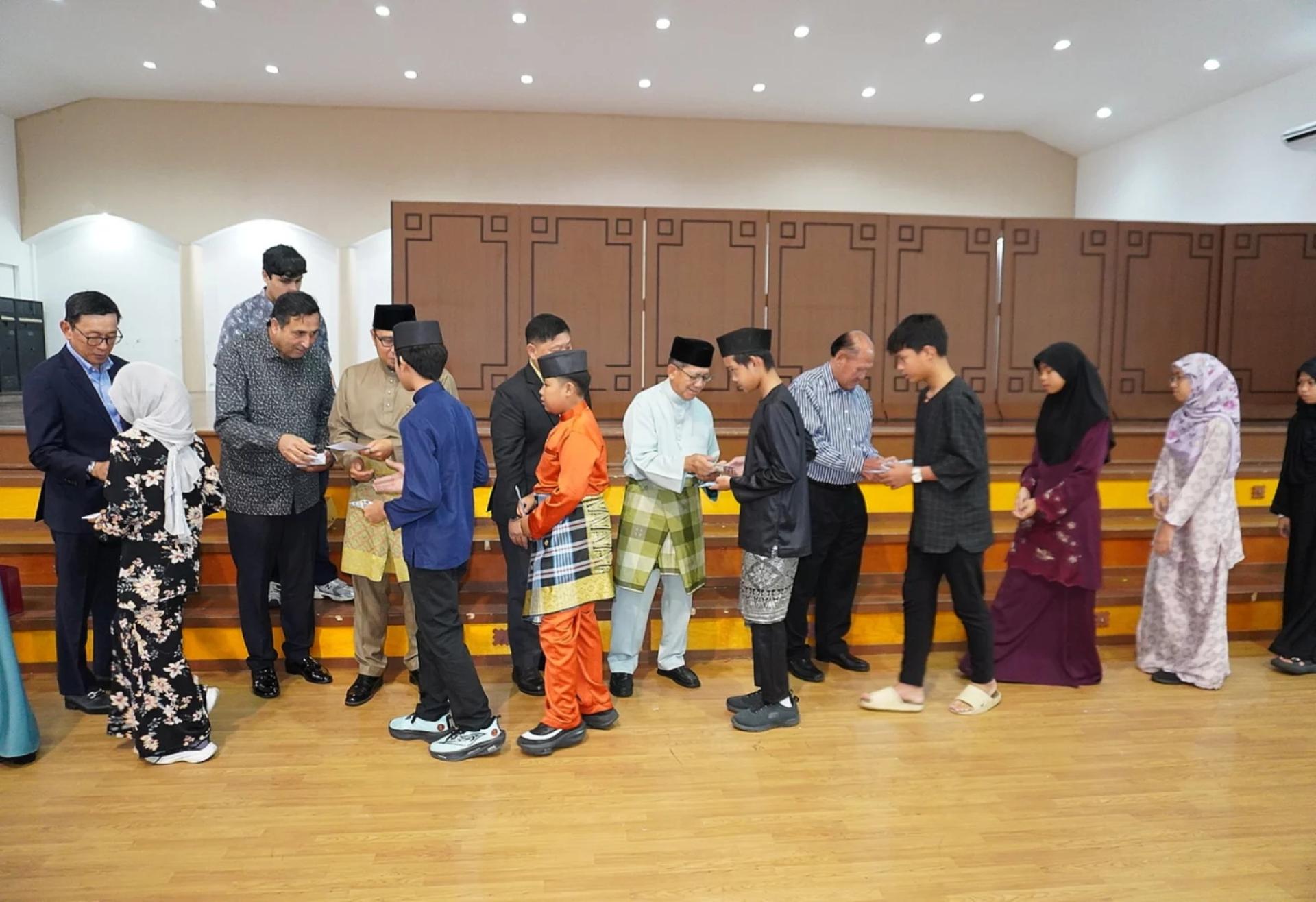 国会议员丕显苏尤、王亚兴、王登财、许国平、张应鸿、张福利以及菲罗干等人分发青包
