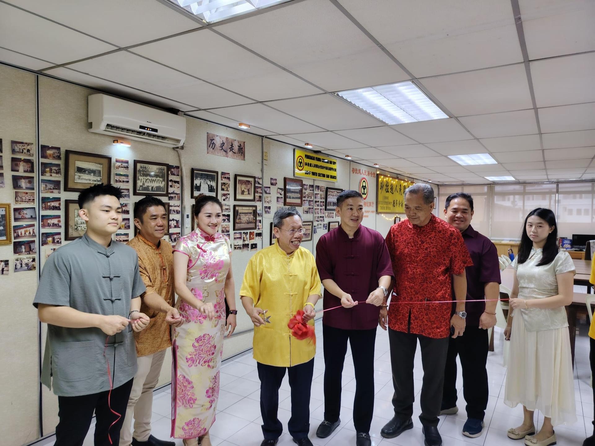 砂拉越副总理兼人联党党主席拿督阿玛沈桂贤医生（右4）在石隆门支部主席张毓伦（右3）及筹委会成员陪同下主持历史走廊开幕剪彩仪式。左起为支部署理主席甲必丹李优亮、本曼查黄扬浪、筹委会主席县议员鍾姒容及县议员黄展辉。