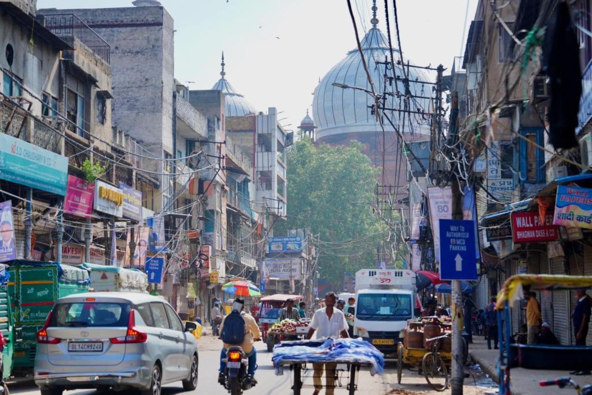 这是2025年8月21日在印度首都新德里拍摄的街景。