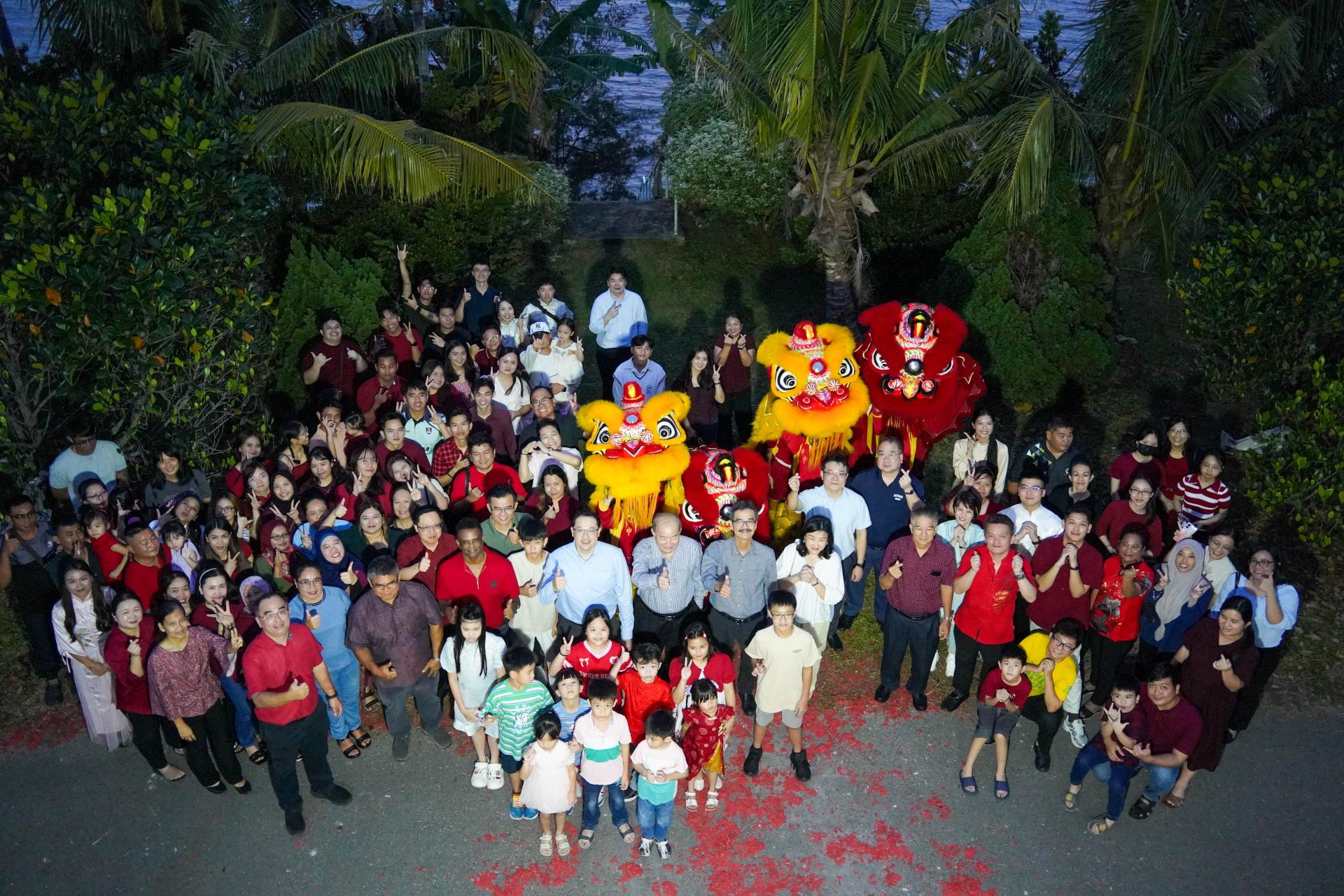 丹斯里拿督林昌和、黄希光、邱冠森与砂拉越油棕集团员工及家属在新春联欢活动上合影留念。