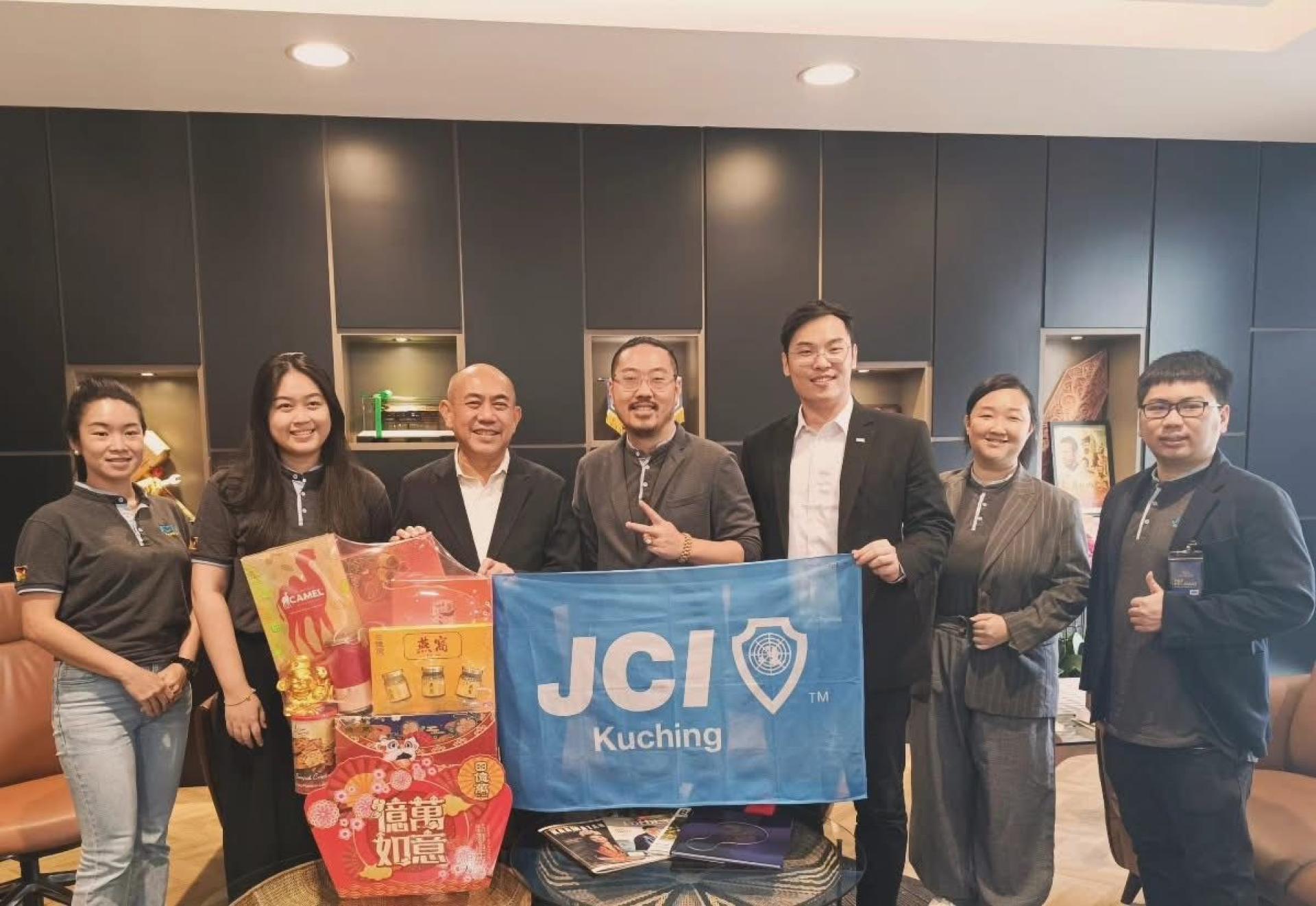 古晋国际青年商会（JCI）理事会成员日前礼节拜访砂拉越青年、体育及企业发展部副部长杰拉德查布（左3）。