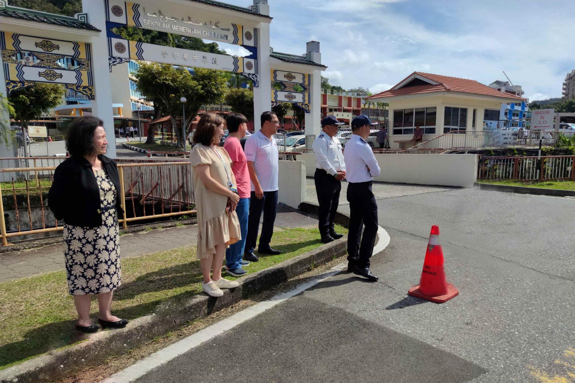 汶莱皇家警察部队交警组警员莅临汶中，就校门口交通疏导措施进行实地调研与部署，汶中校董及行政人员到场协同工作。