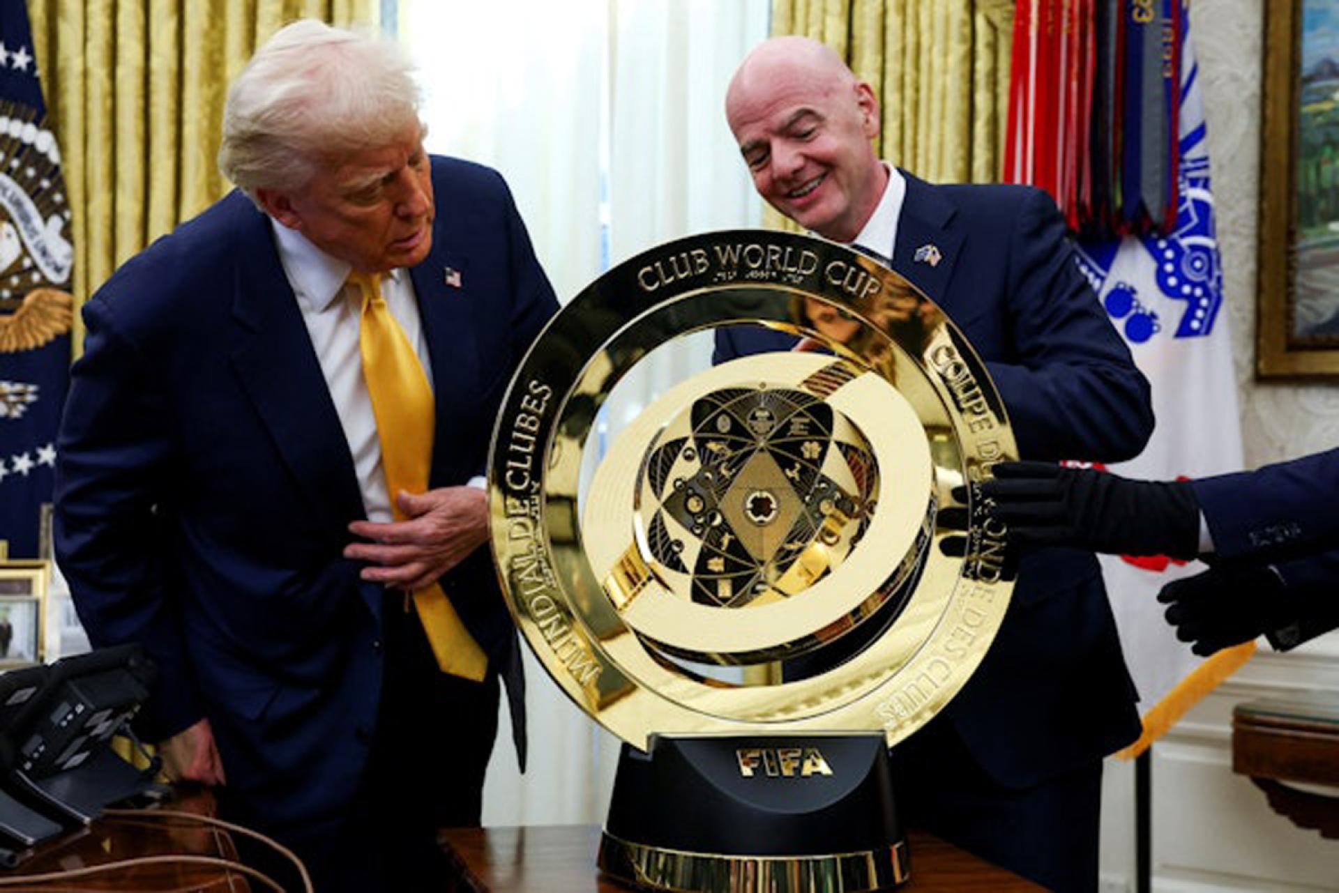 国际足协主席恩芬天奴（右）7日访问白宫，向美国总统特朗普（左）展示世界冠军球会杯奖杯。