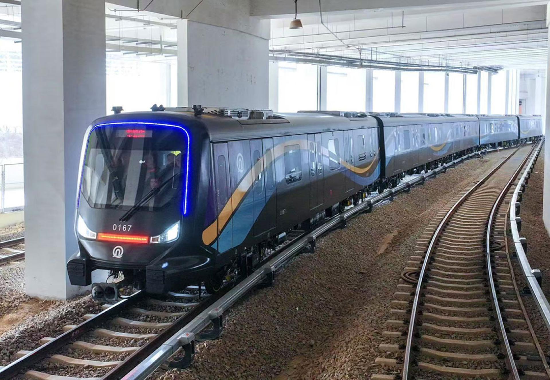 一列碳纤维地铁列车于2025年1月10日驶出青岛地铁瓦屋庄停车场。