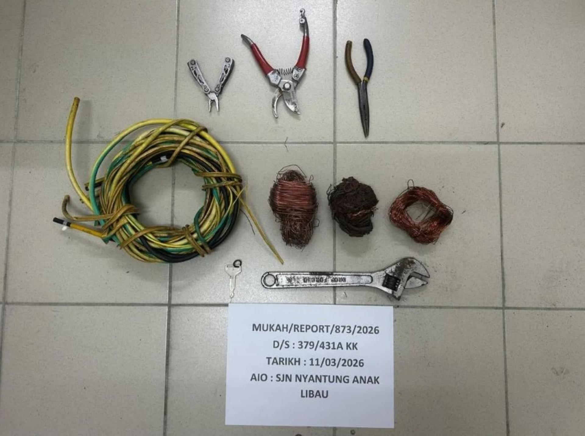 警方起获的铜电缆及工具。