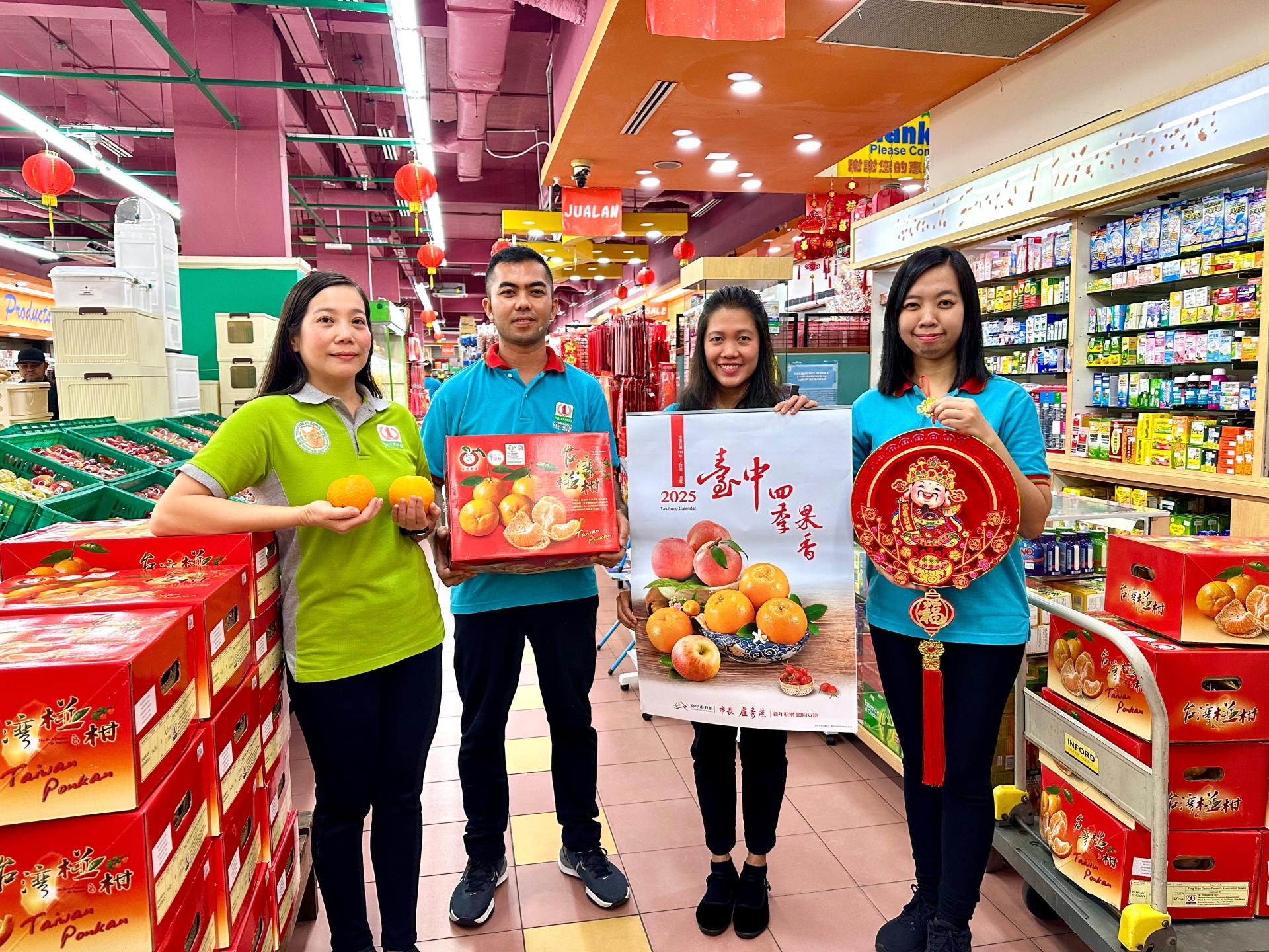 第一百货摩拉超市分行职员展示台中丰原优质椪柑