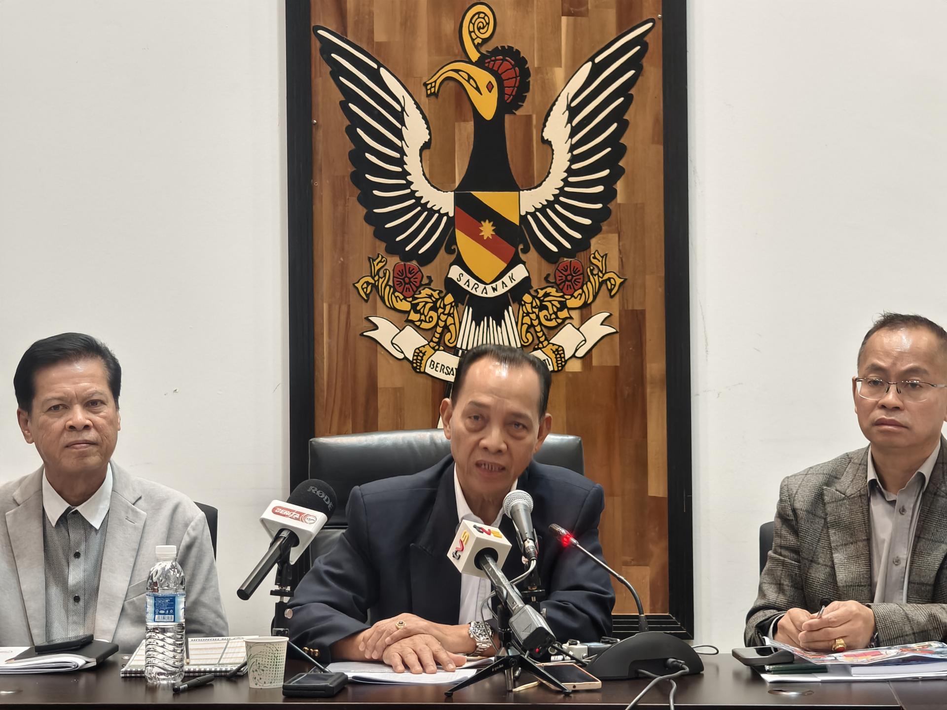 砂公共卫生、房屋及地方政府部副部长（地方政府）兼马鲁帝区议员拿督朋光曼吉（中）主持2026年砂拉越州级达雅节庆典之“达雅节市集与民族文化节”新闻发布会。左为砂拉越基本设施及港口发展部副部长拿督玛章仁伊，右为美里省长卡隆鲁安。