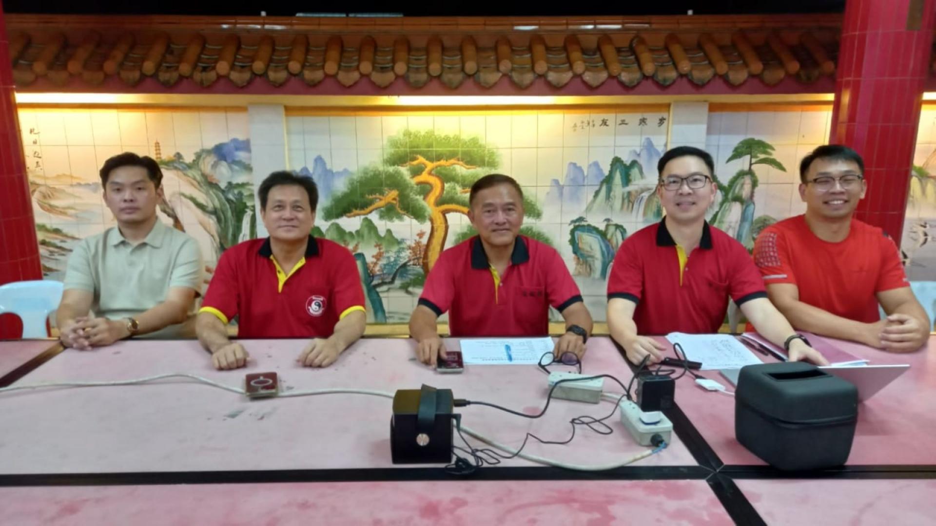 古晋东嶽观“舞动梦想，闪耀星辰”舞蹈比赛2.0筹委主席钟献忠（中）发布参赛详情。左起为炉主李欲熙、大会主席方文祥太平局绅；右起是副炉主郑国昌、秘书吴志鸿。