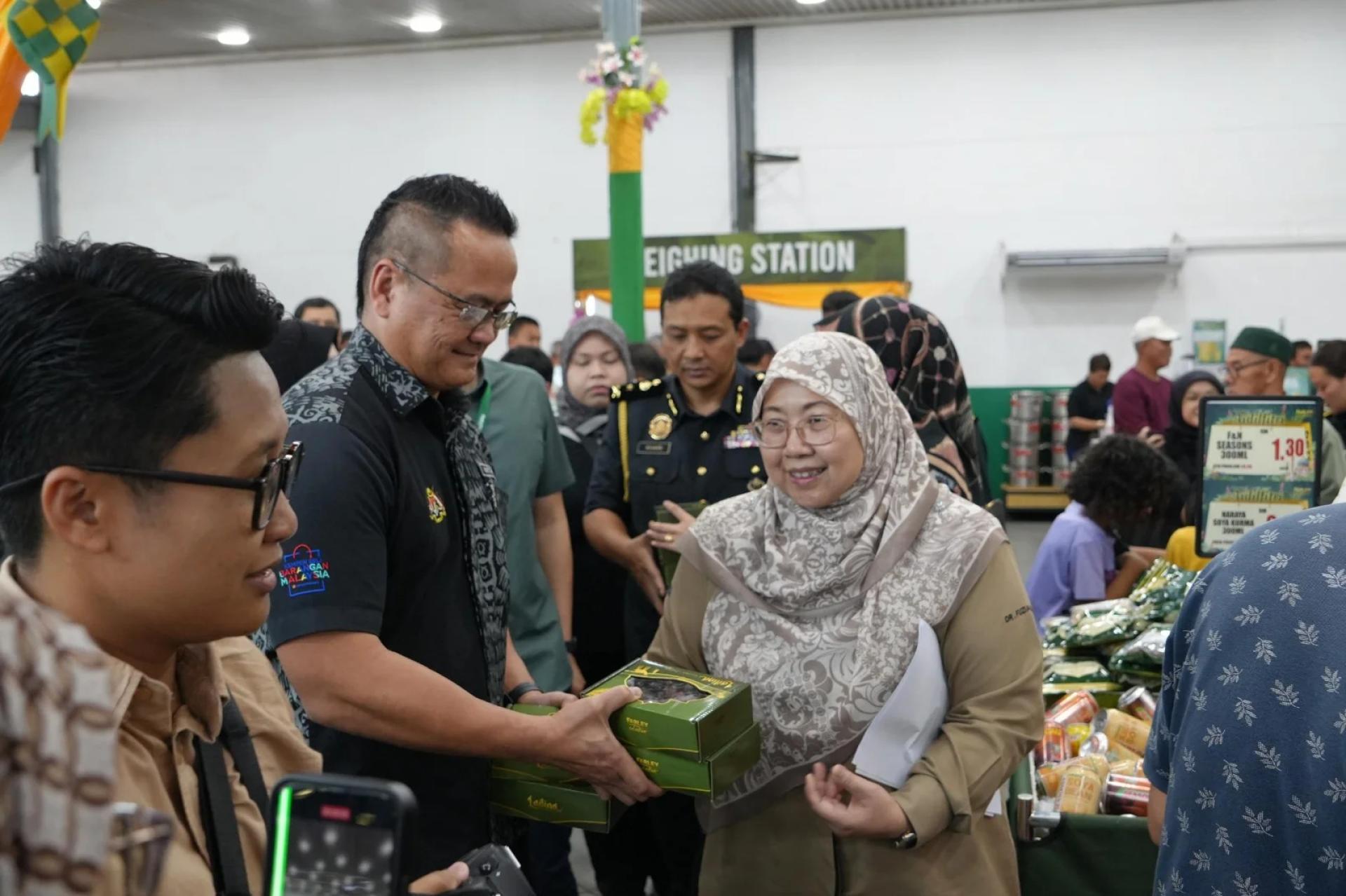 TINJAU…Sekitar pematuhan peniaga sempena permulaan Skim Harga Maksimum Musim Perayaan Hari Raya Puasa 2026 di Pasaraya Farley Kota Samarahan, dekat sini, hari ini. Hadir sama, Mathew Dominic Barin dan Eiyen Law.