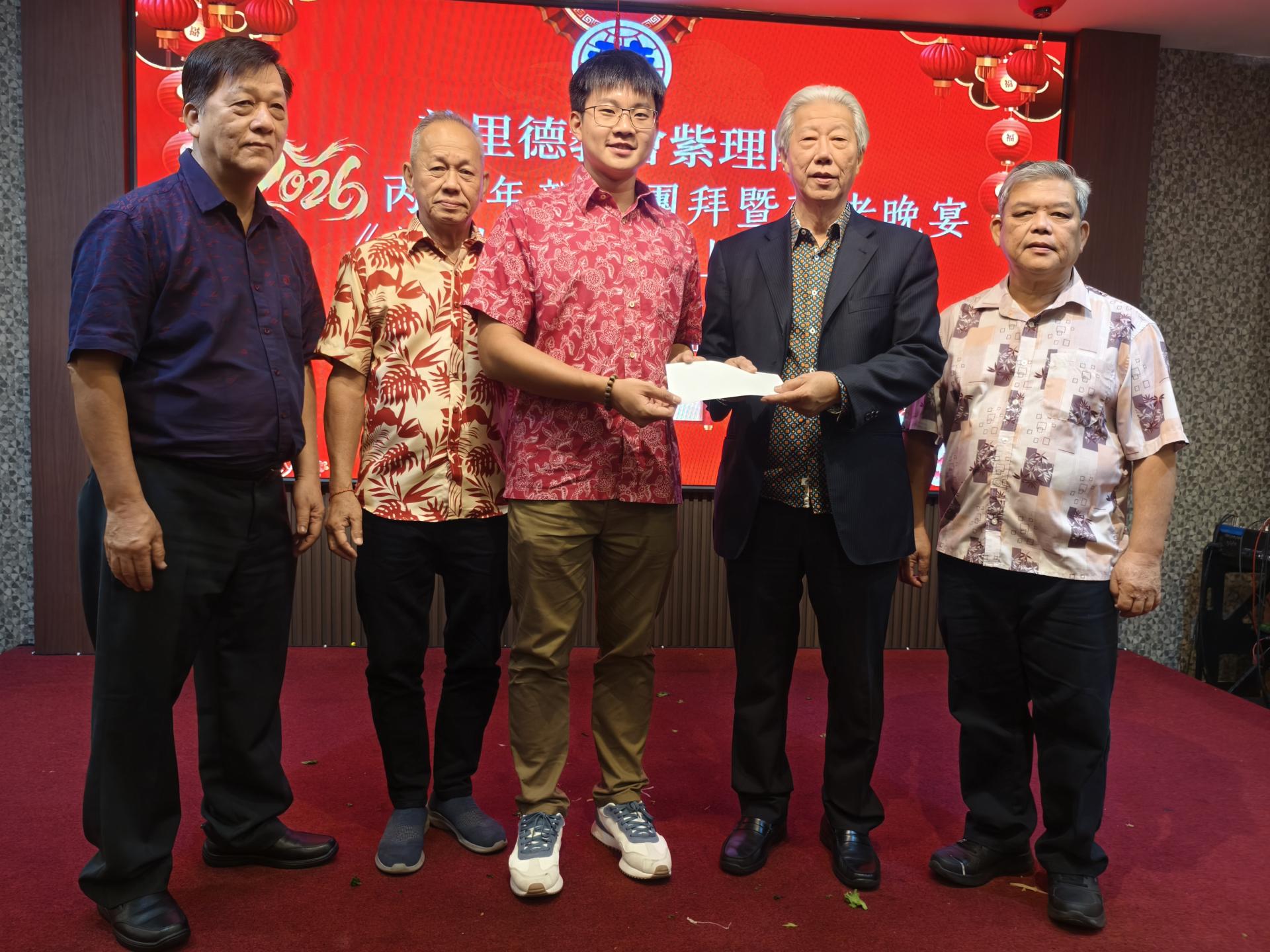 砂旅游副部长陈超耀的代表谢家洪（左3）移交拨款给紫理阁阁长贝清湛。