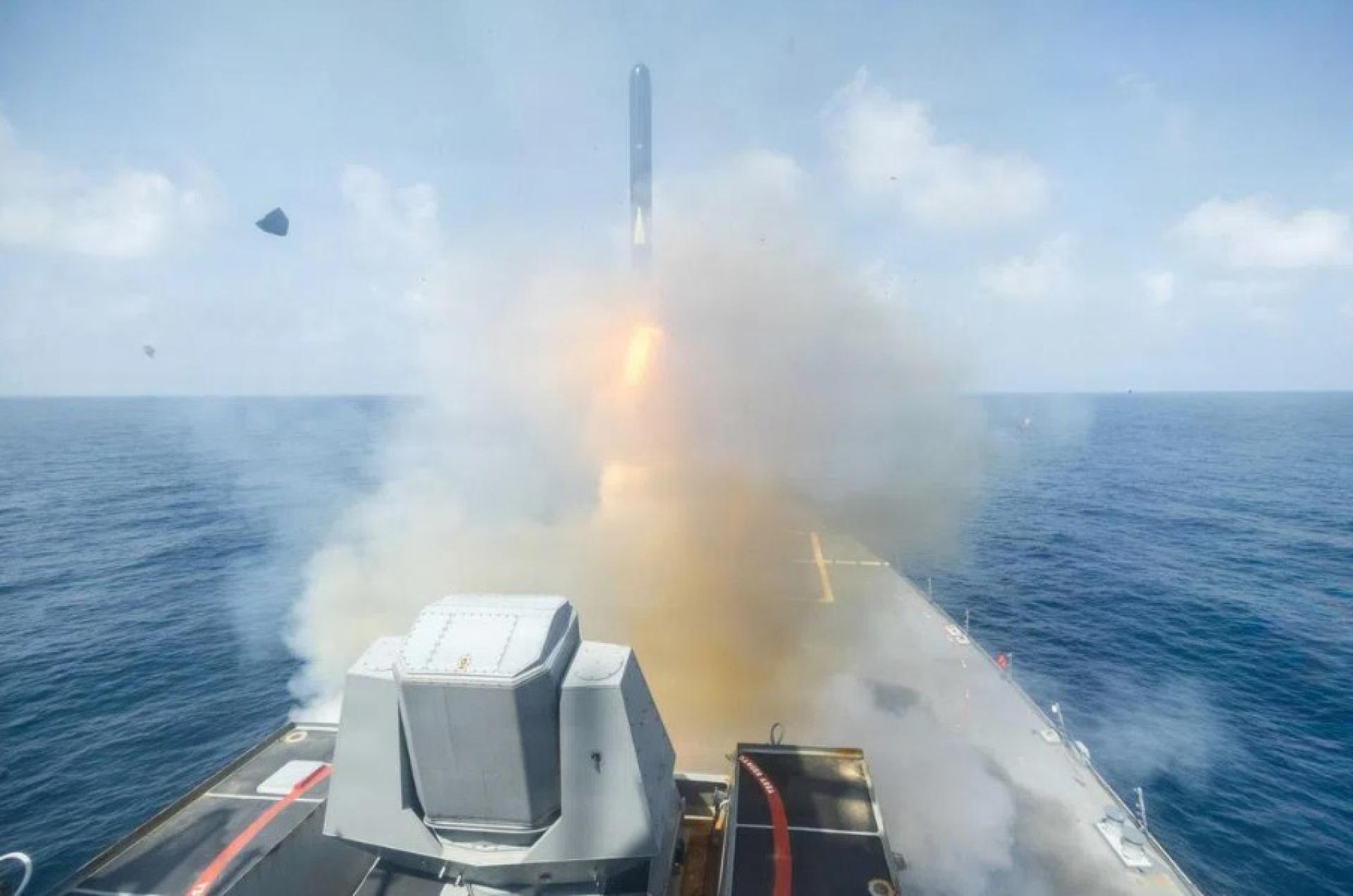 图为美国海军阿利·伯克级导弹驱逐舰“斯普鲁恩斯”号（USS Spruance）今年2月28日在未公开地点发射一枚战斧巡航导弹，支援对伊朗发动的史诗狂怒行动（Operation Epic Fury）。