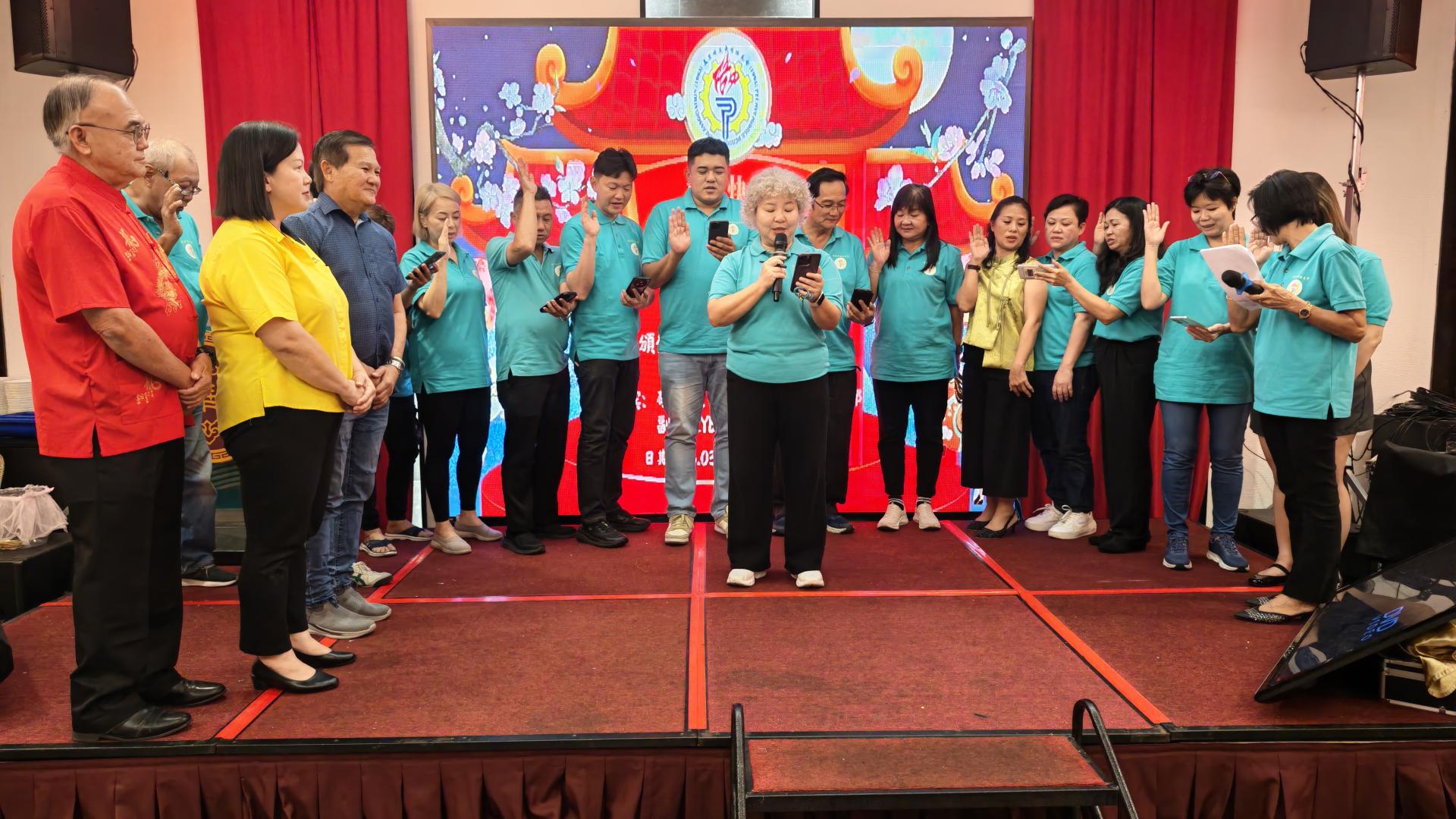 新任主席林欣蕾在拿督陈超耀代表余莉霞市议员以及会务顾问黄宝贤、谢友明的监誓下，率领众理事宣誓就职。