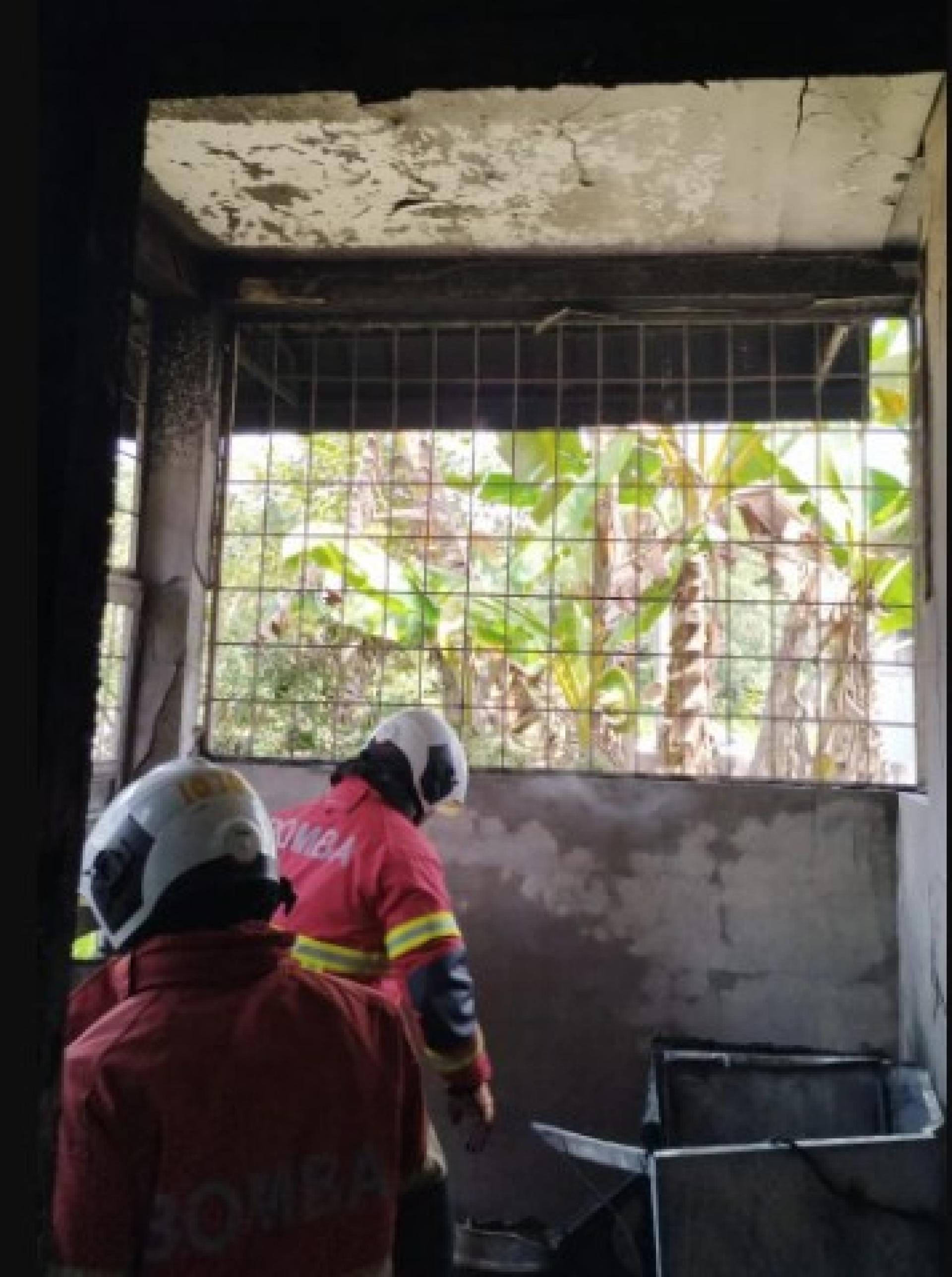 柏特拉再也消防与拯救局消防员周日上午抵达古晋Maple Village一间排屋火灾现场，不过当地居民在消防员抵达前已成功控制火势。