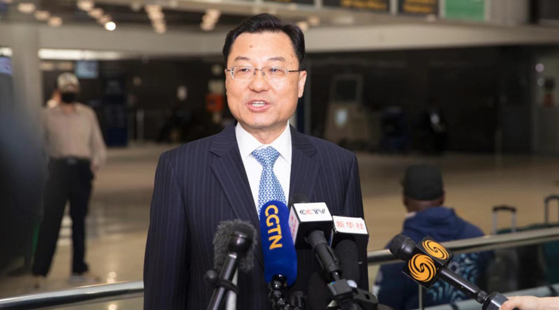 中国驻美大使谢锋指出：中方的态度是积极的，美方应与中方相向而行，营造氛围、管控分歧、促进合作。
