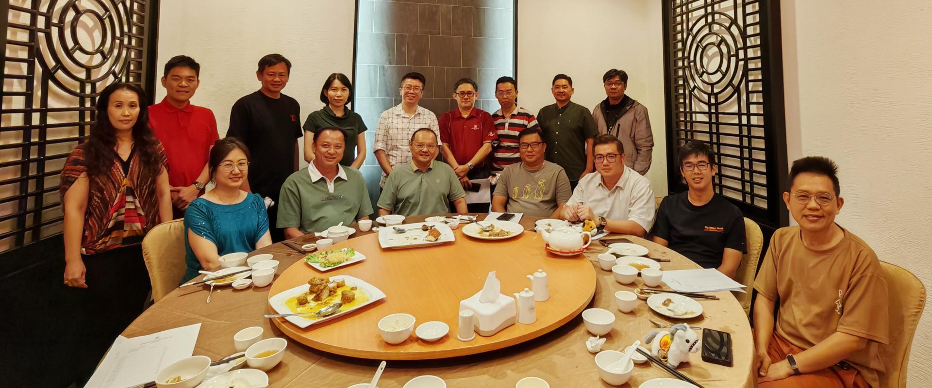 美里北校校友会举办第四届第二次会员大会暨新春团拜晚宴，出席会员合影留念。