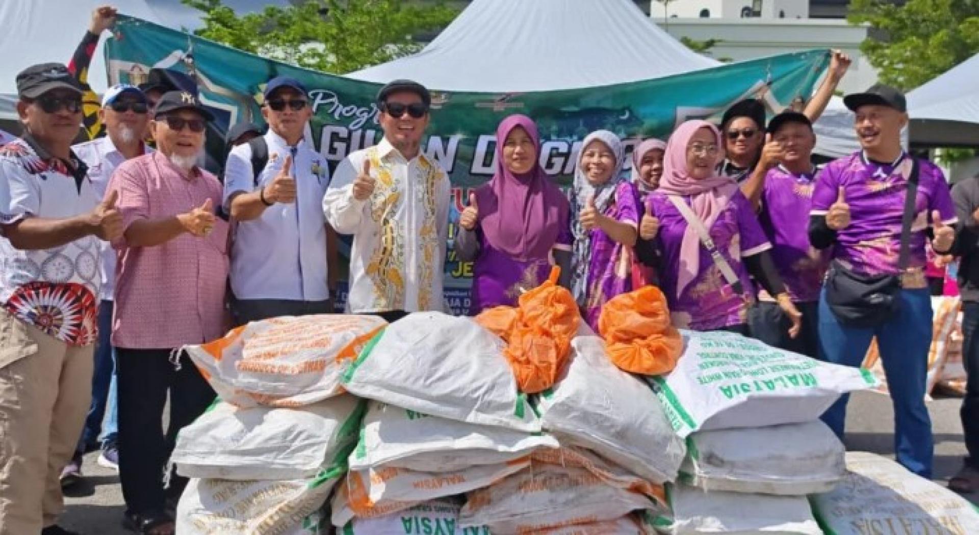 当地昨日向6000名家庭户长分发牛肉援助，让居民准备迎接开斋节庆典。