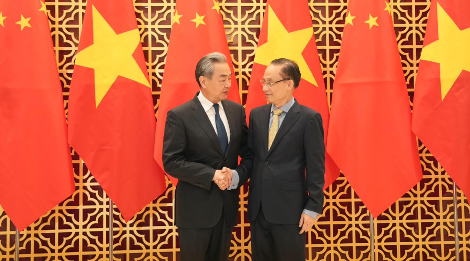 中共中央政治局委员、外交部长王毅在河内会见越共中央政治局委员、外交部长黎怀忠。（图：新华社）