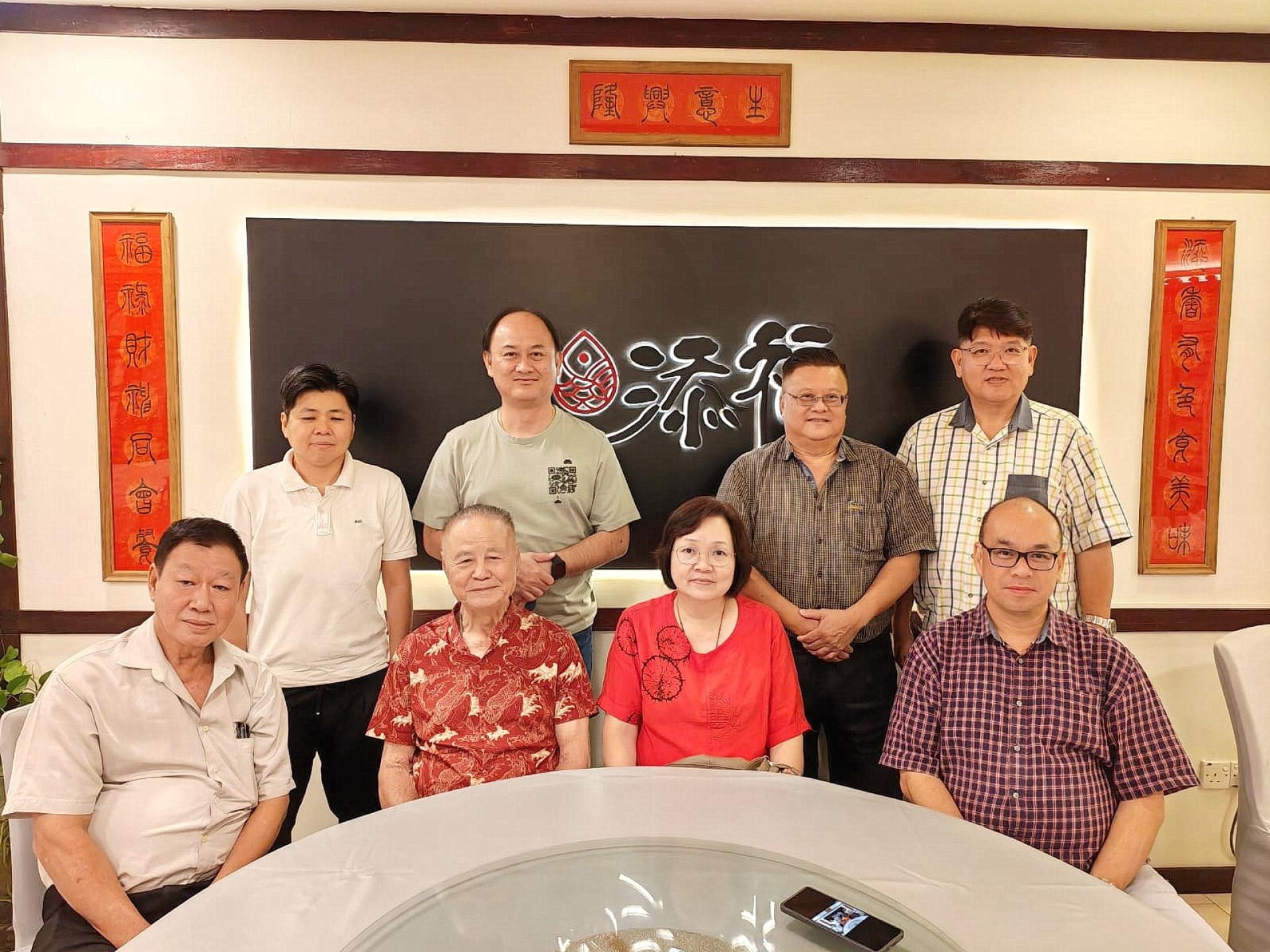 建筑商魏菠佛伉俪（坐左二、坐左三）于前晚在添福餐馆设宴款待汶莱华文媒体记者及营业员时合影