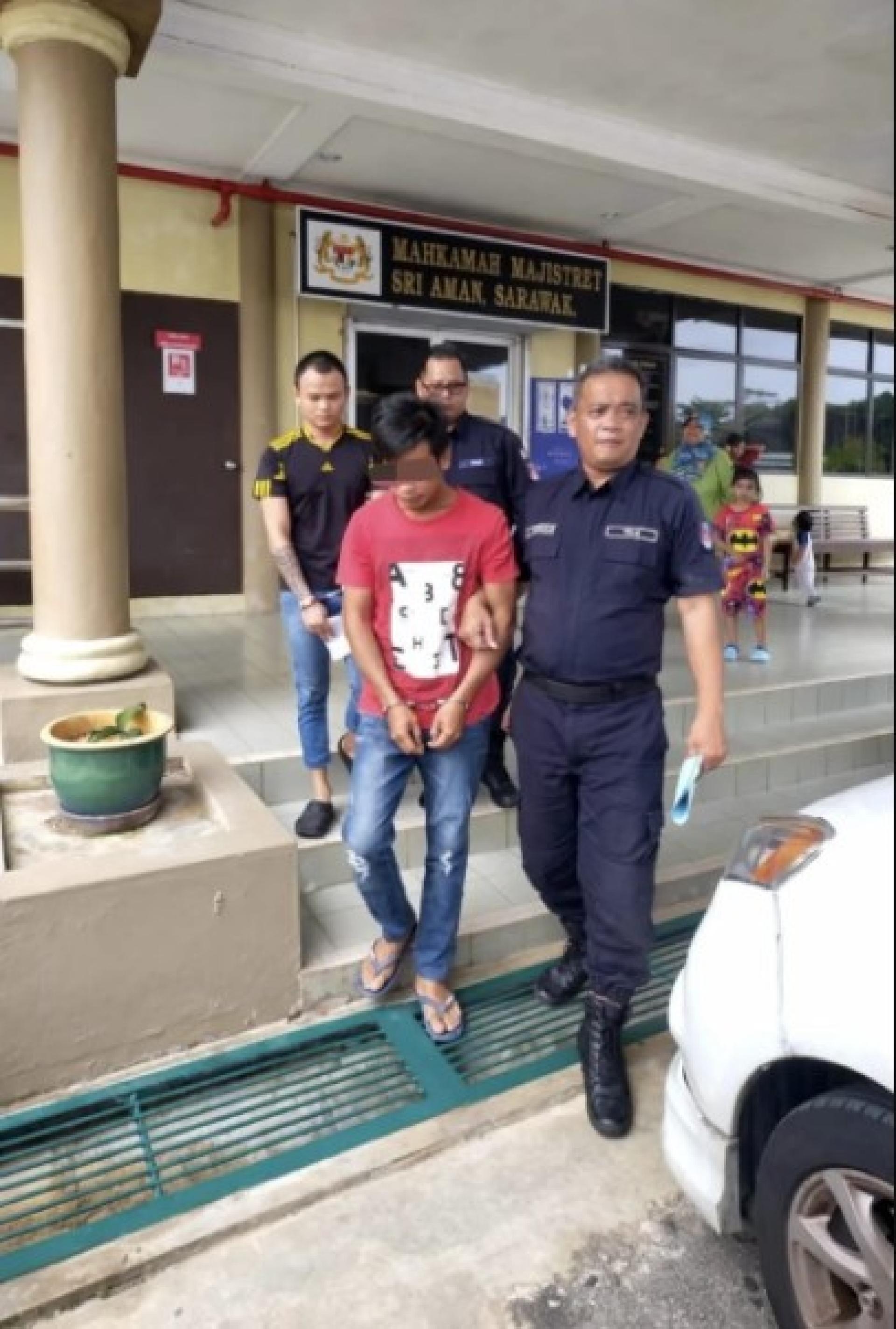 Mohamad Adywira（左）被带出法庭。