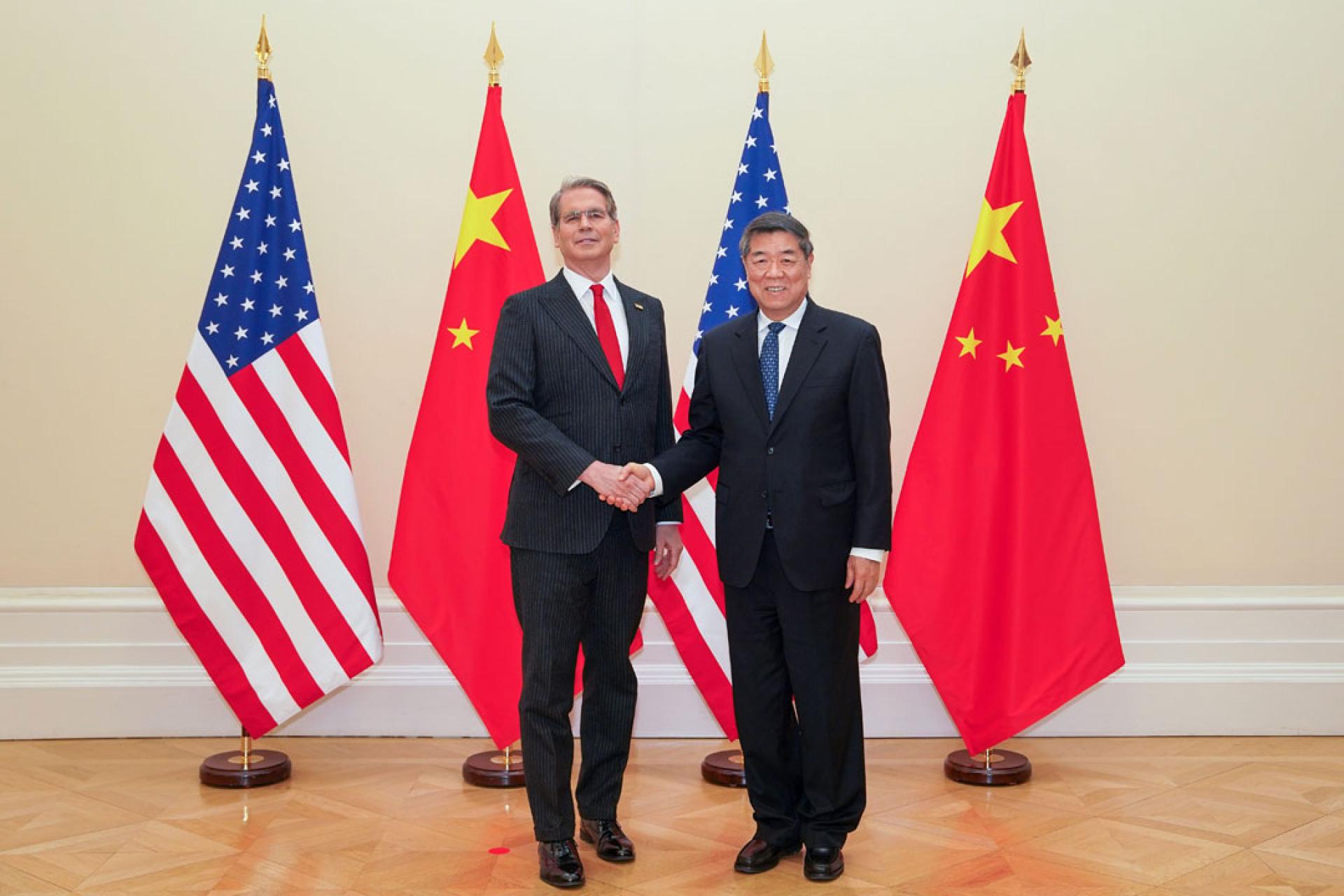中国国务院副总理何立峰（右）与美国财政部长贝森特（左）于15日在巴黎举行中美经贸磋商前握手。