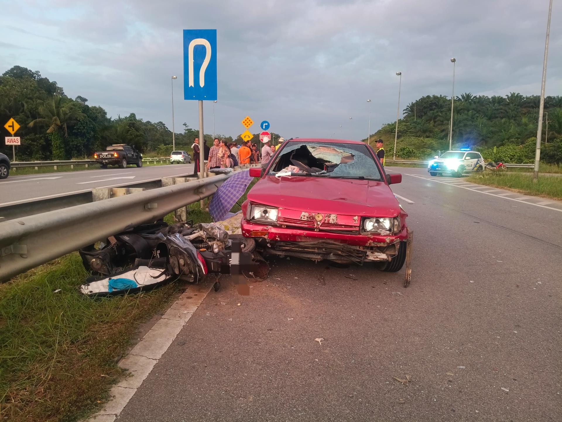 车祸涉及一辆轿车与一辆摩托车，摩托骑士当场不治。
