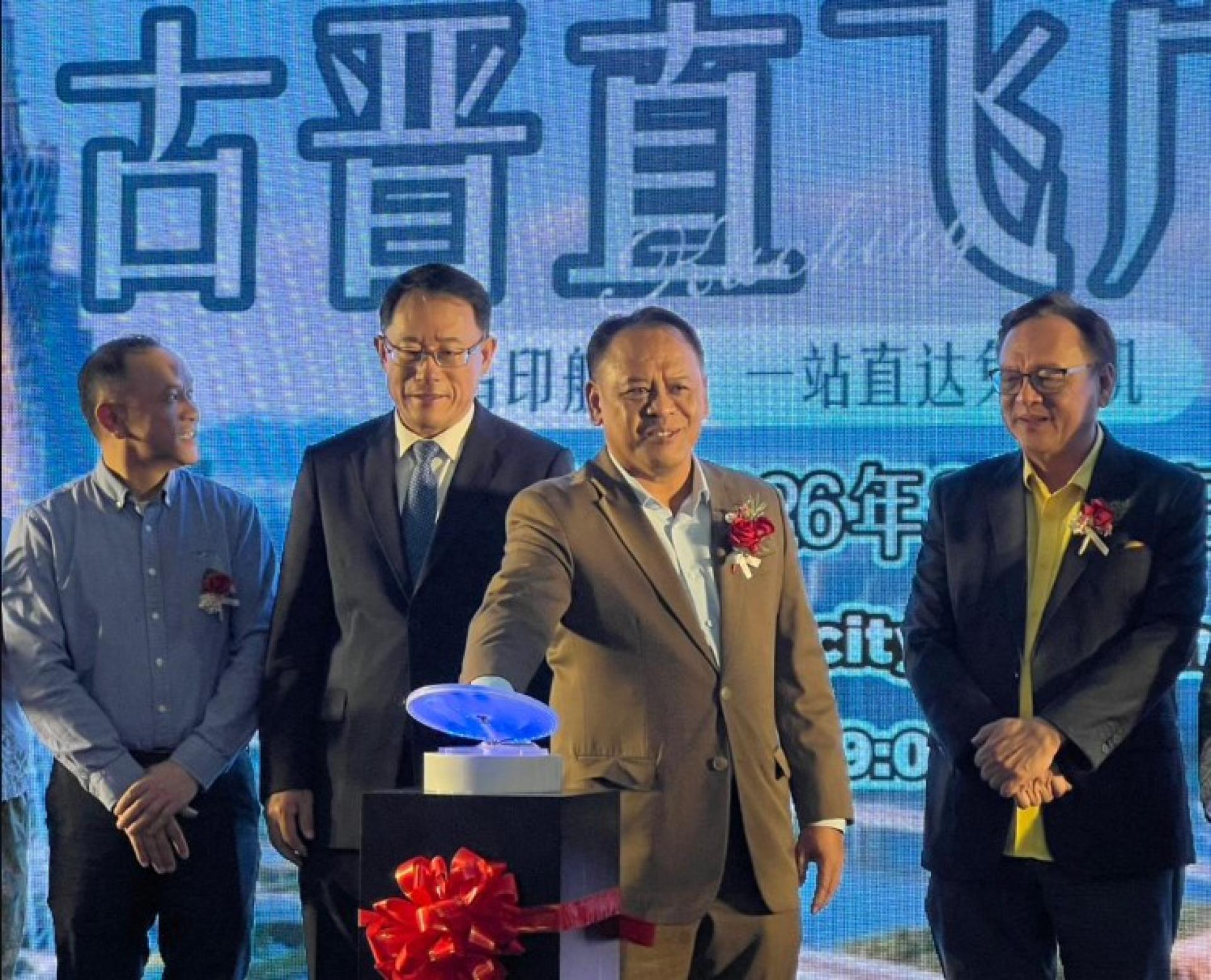 亨利吉纳（左3）在Vivacity Megamall主持古晋-广州直飞航班首航仪式。
