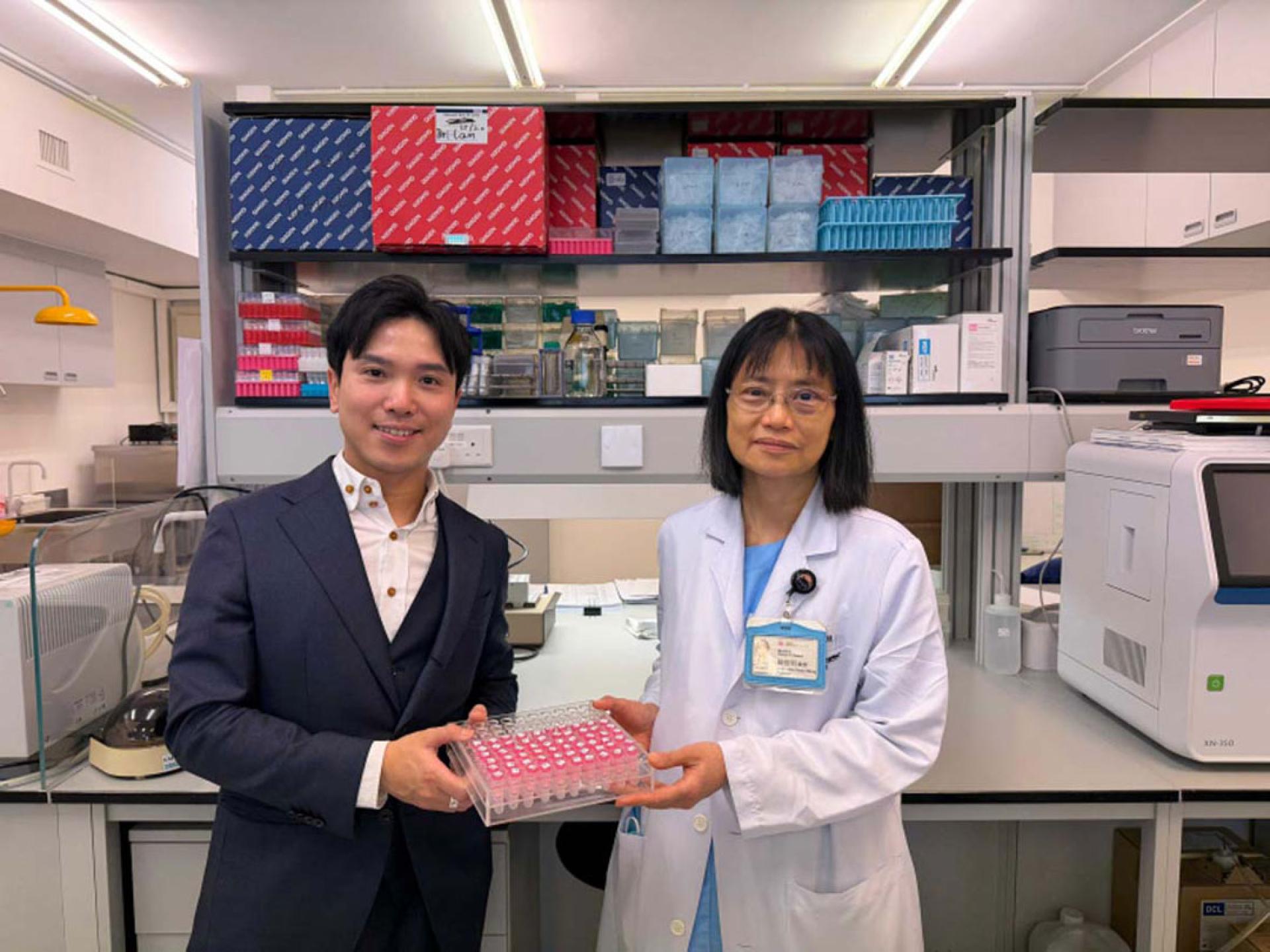 港大医学院药理及药剂学系副教授张正龙（左）表示，这项研究揭示了“含氮双膦酸盐”为老年人提供双重益处，除强化骨骼和预防骨折之外，也可降低患ADRD的风险。