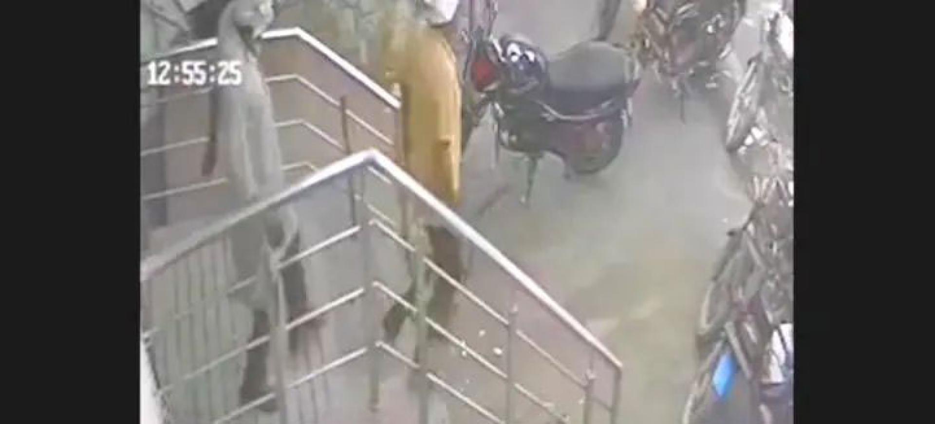 混乱中，嫌疑人胡达冷静地走出银行，与在外等候的同伙骑摩托车逃离现场。
