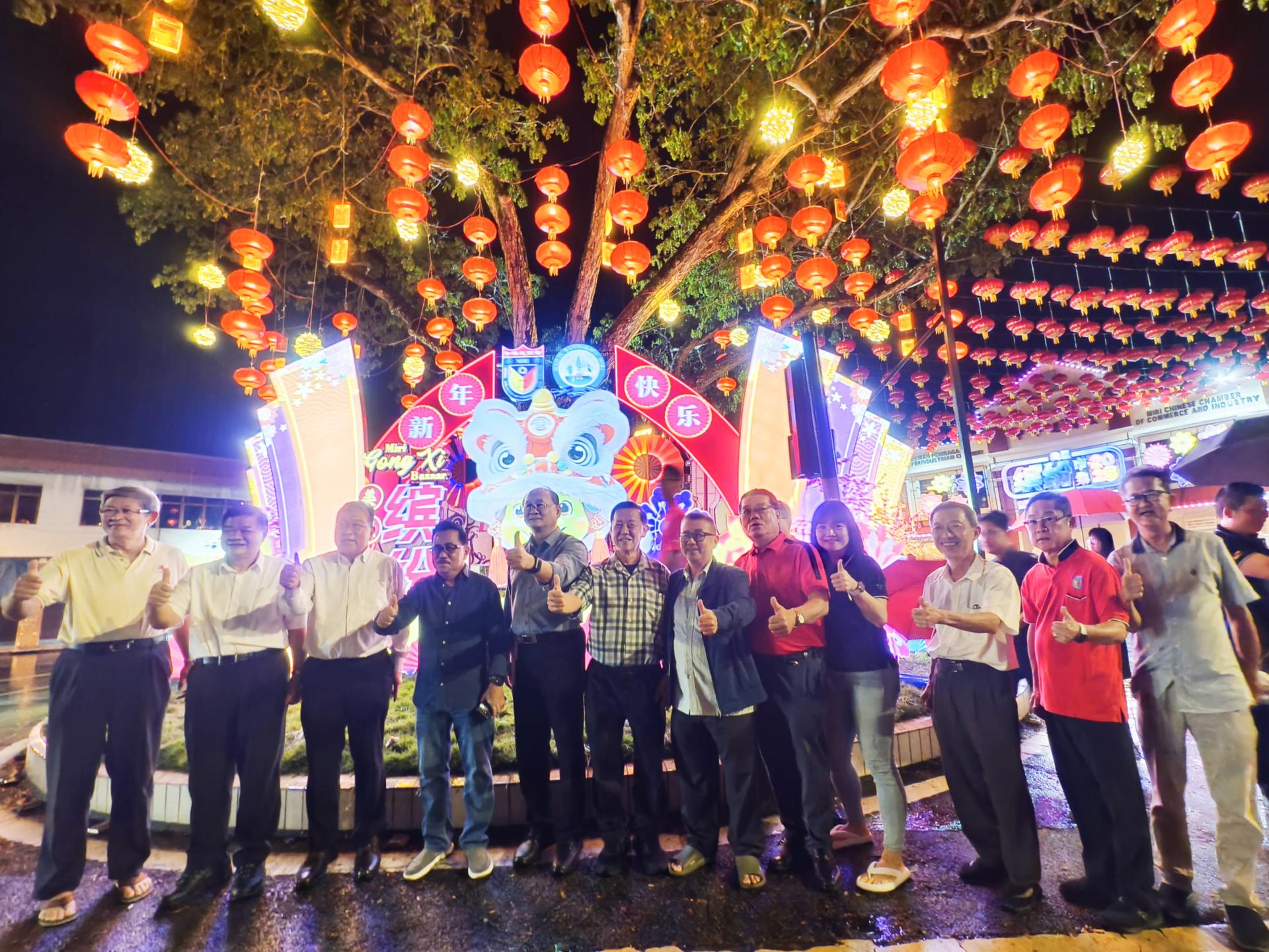 大街和君王路上的红灯笼高高挂起，为街道带来了浓烈的新春气息。左2为美里中华总商会理事长拿督林昌陞，左3为筹备会主席卢耀喜与理事们率先在打卡区合影。