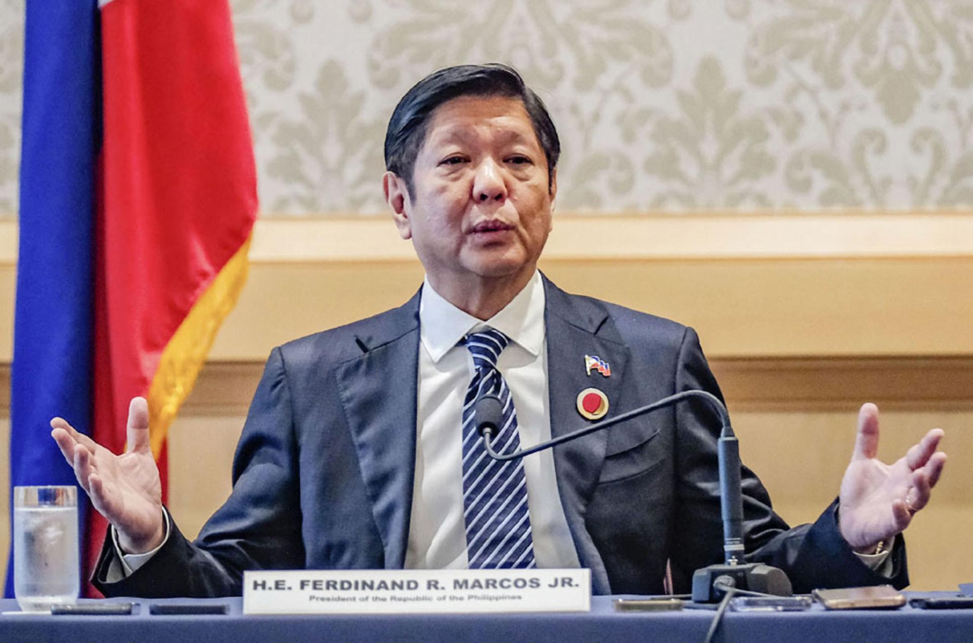 菲律宾总统小马可斯说，政府已成立一个委员会，以确保燃料、食品、药品、农产品及其他必需品的有序运输、供应、分发和供应充足。