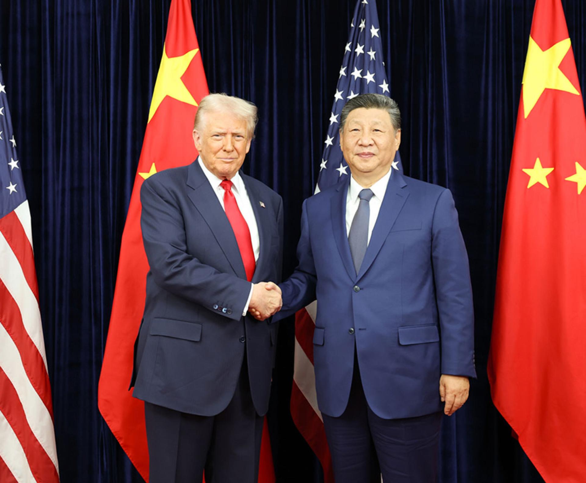 美国总统特朗普（左）将于5月14日至15日对中国进行国事访问，届时将与中国国家主席习近平（右）会晤。（新华社档案照）