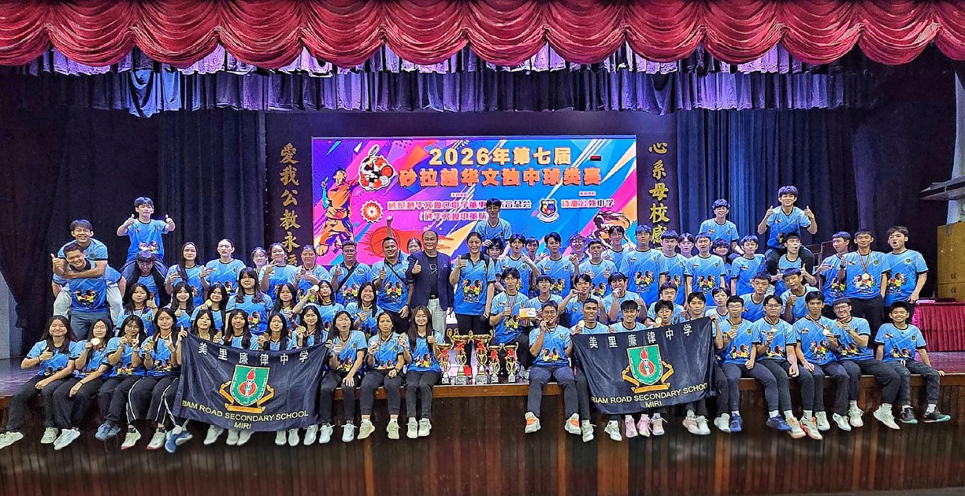 廉中73名健儿于全砂华文独中球类赛群英宴上，与名誉董事长拿督吴健平、校长江佩娟及联课副校长康亚雄合影。