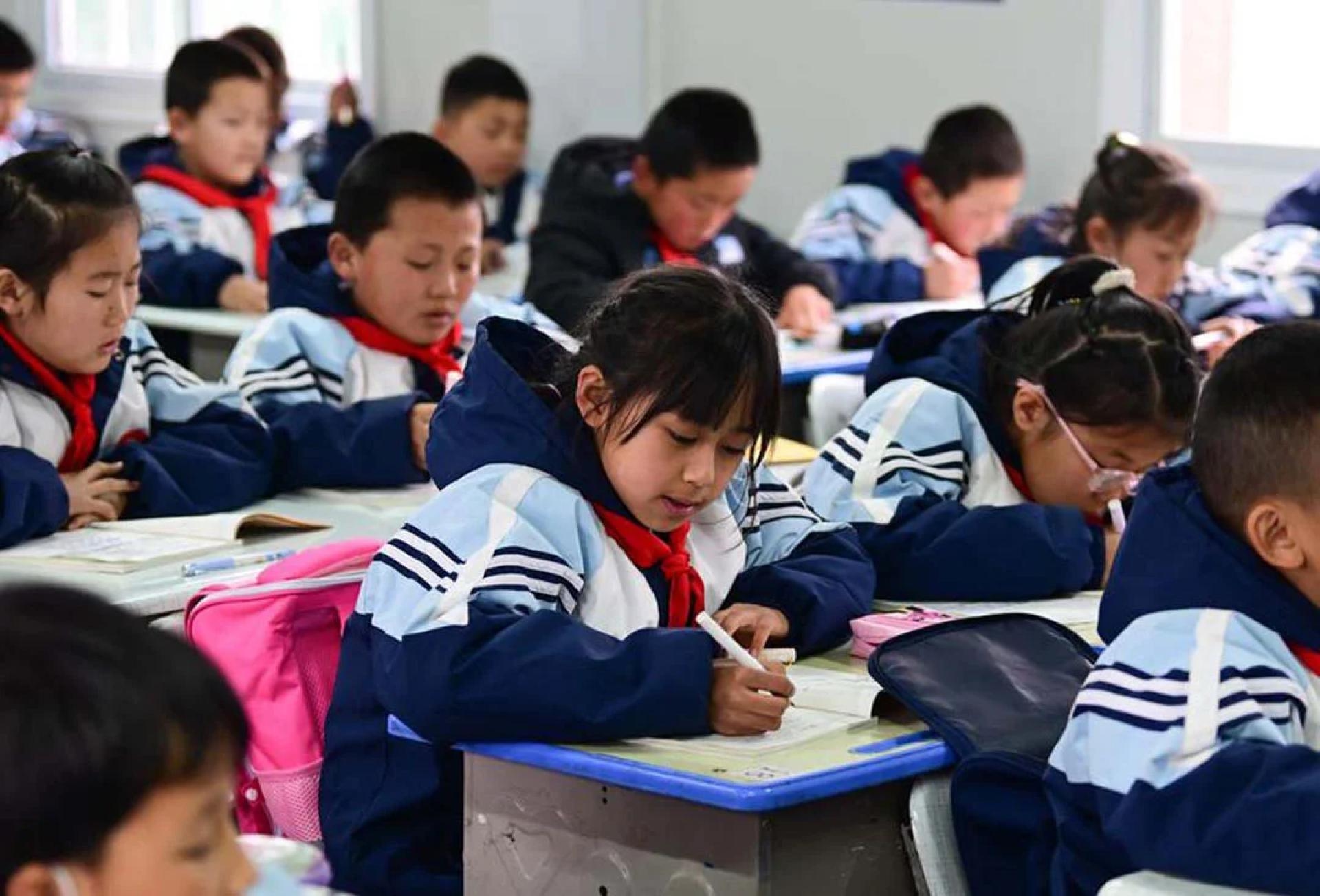 正在上课的中国学生。（图：新华社）
