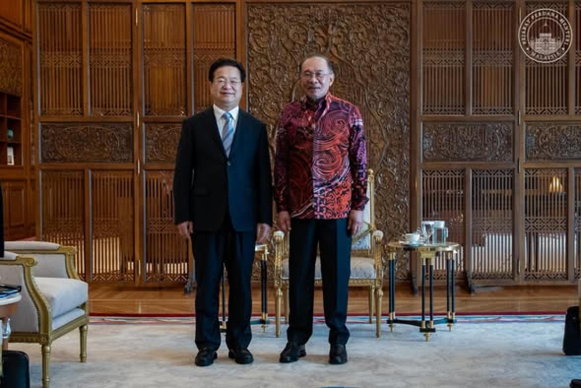 安华（右起）在接见出访大马的陈一新时，双方就持续强化外交关系与安全合作，进行讨论。