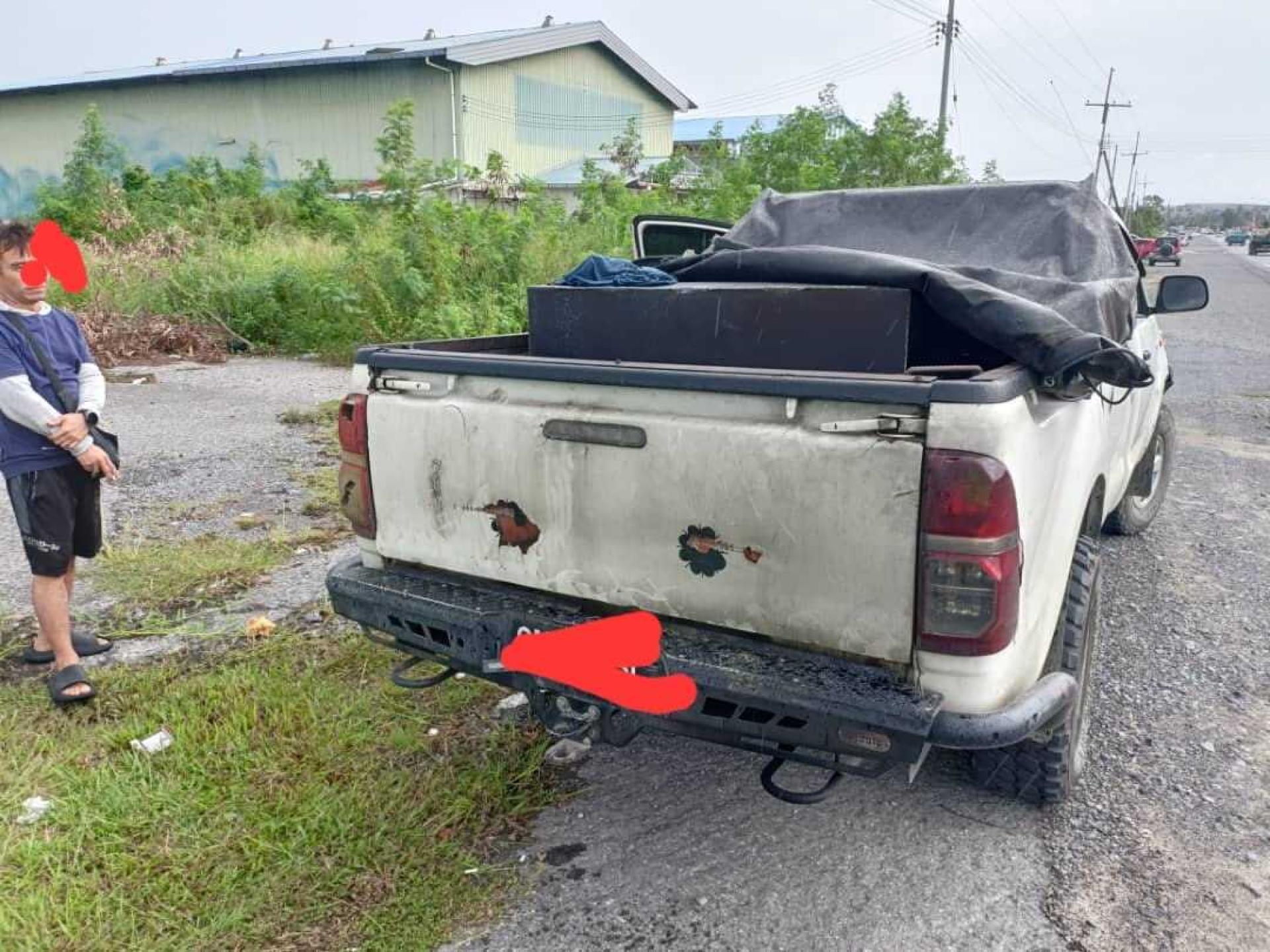 美里水警截停检查的皮卡车。
